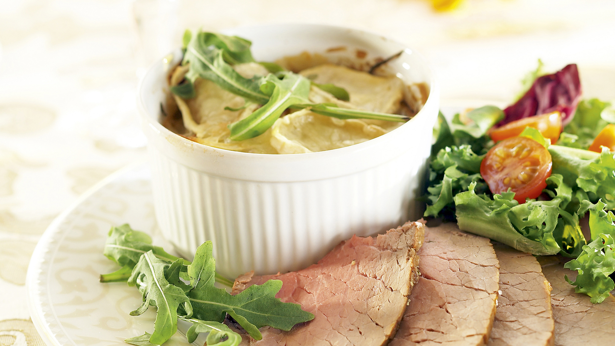 Paahtopaistia ja peruna-vuohenjuustogratiinia