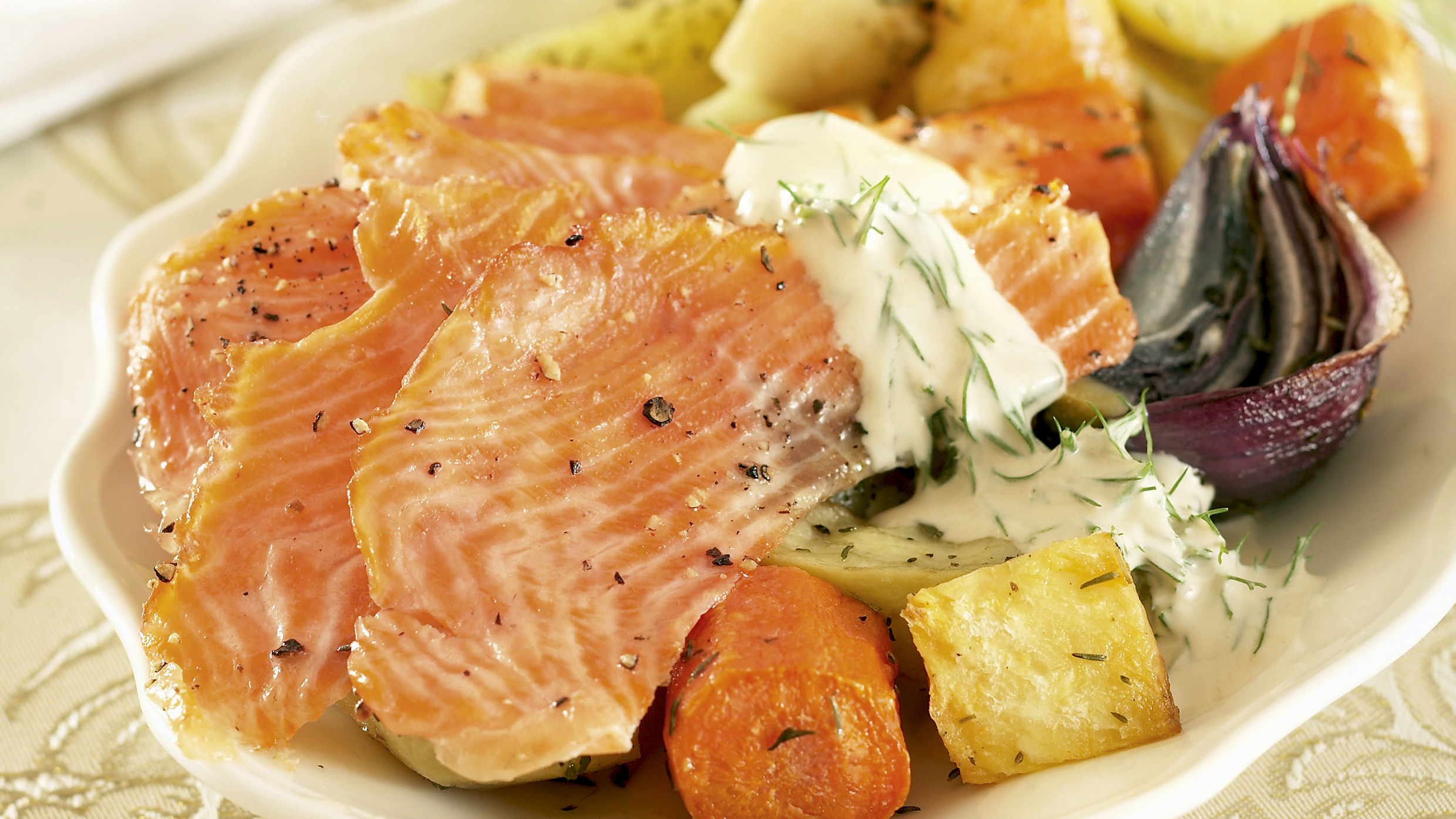 Paahdettua kirjolohta ja uunijuureksia