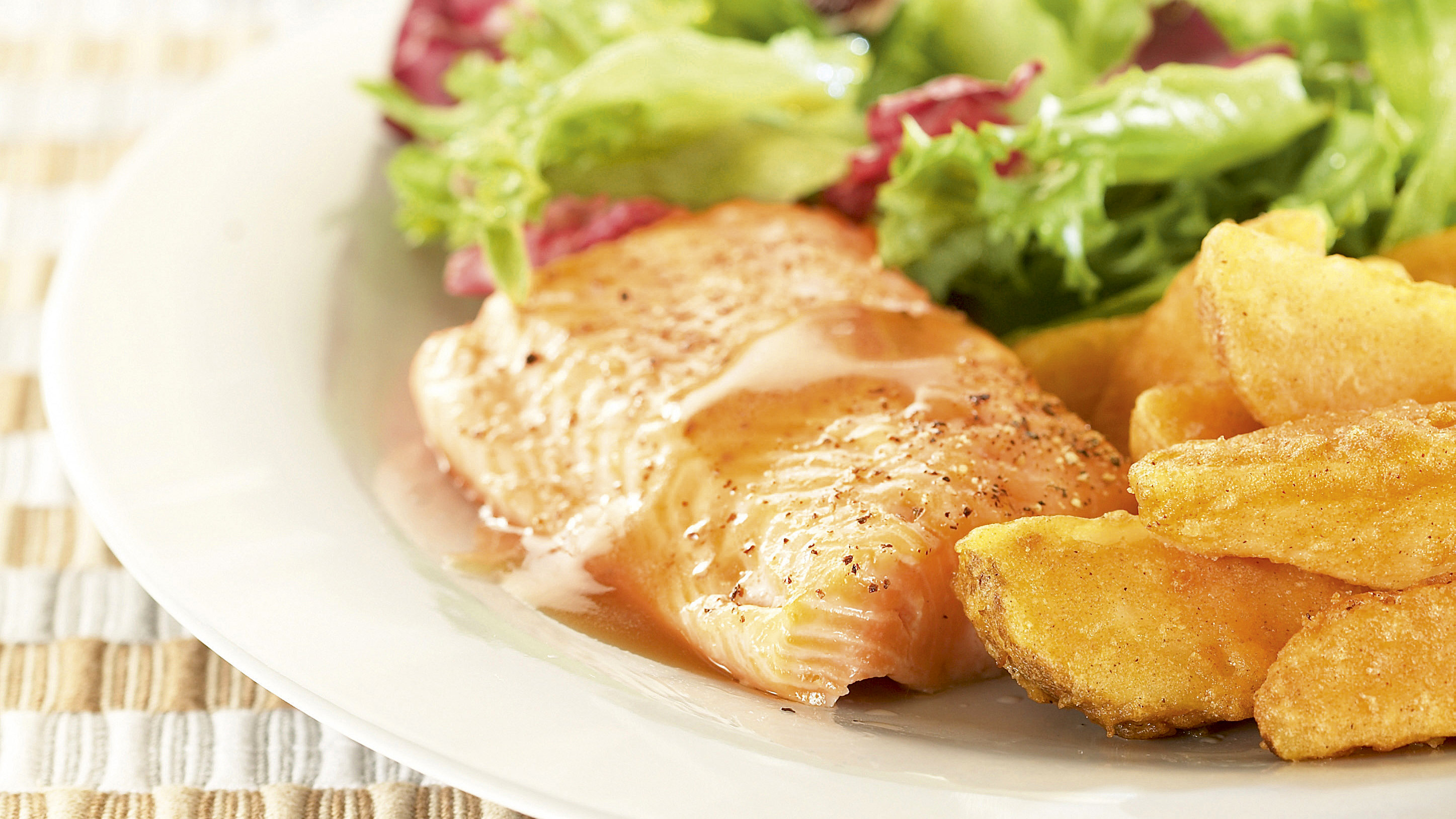 Kirjolohta ja punasipulikastiketta