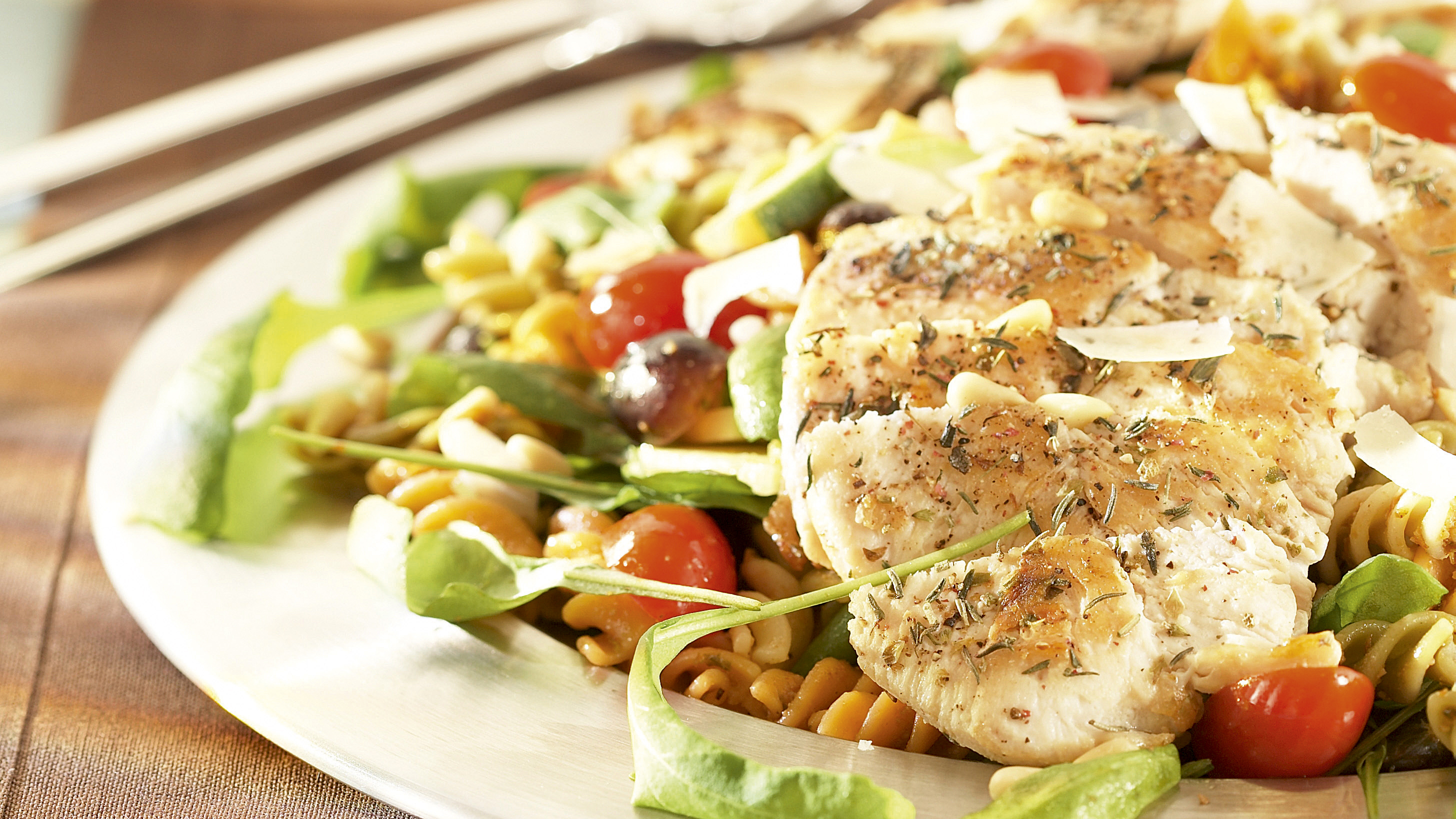 Broileripihvit ja värikäs kasvis-pastasalaatti