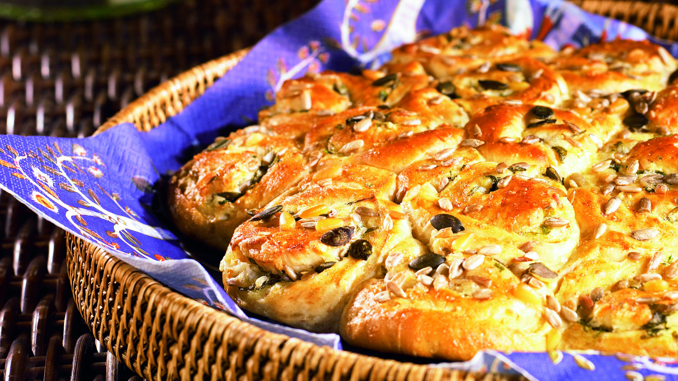 Yrtti-siemenpuustileipä