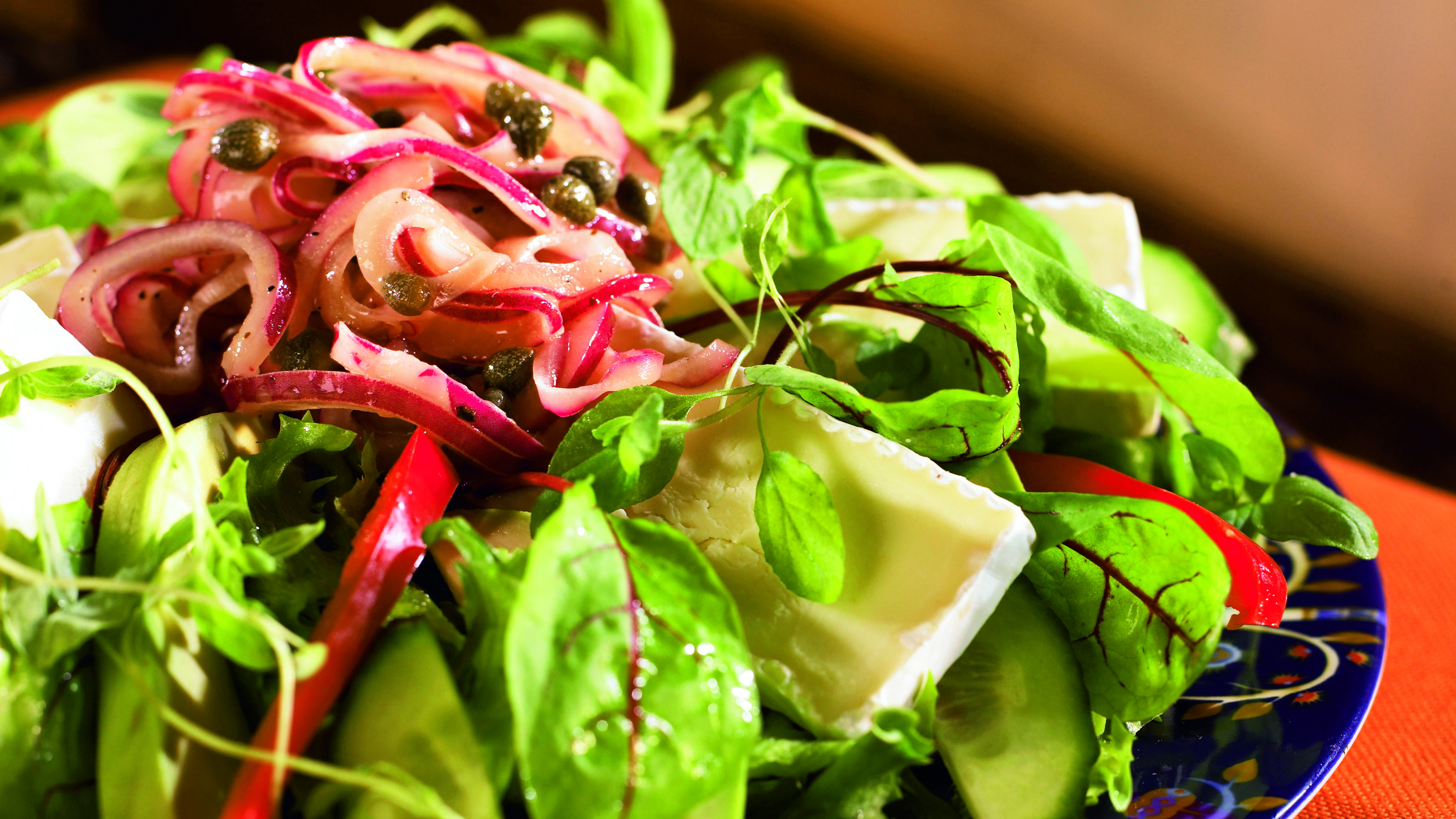 Punasipulilla ryyditetty briesalaatti