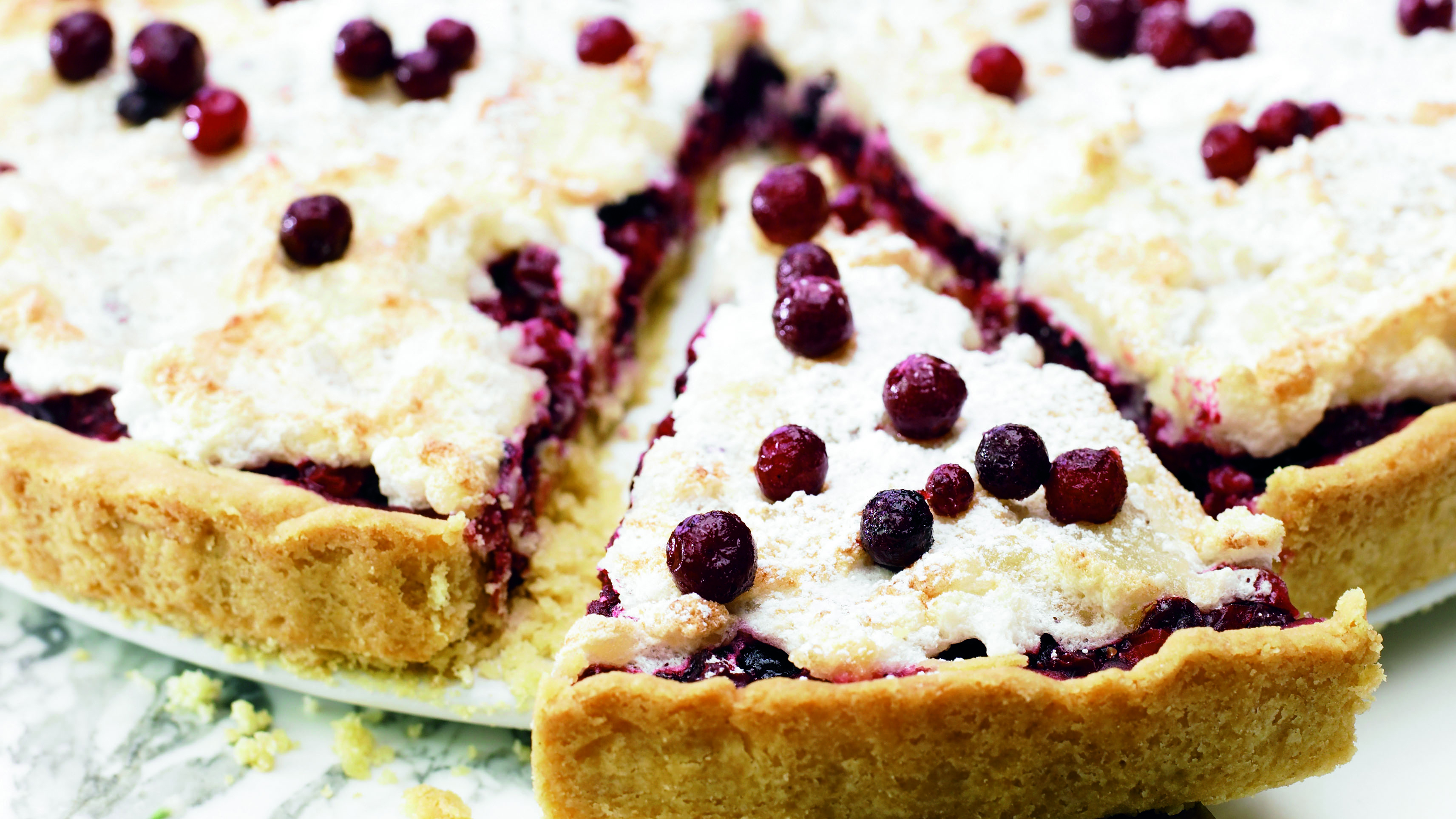 Mantelikuorrutettu puolukkatorttu