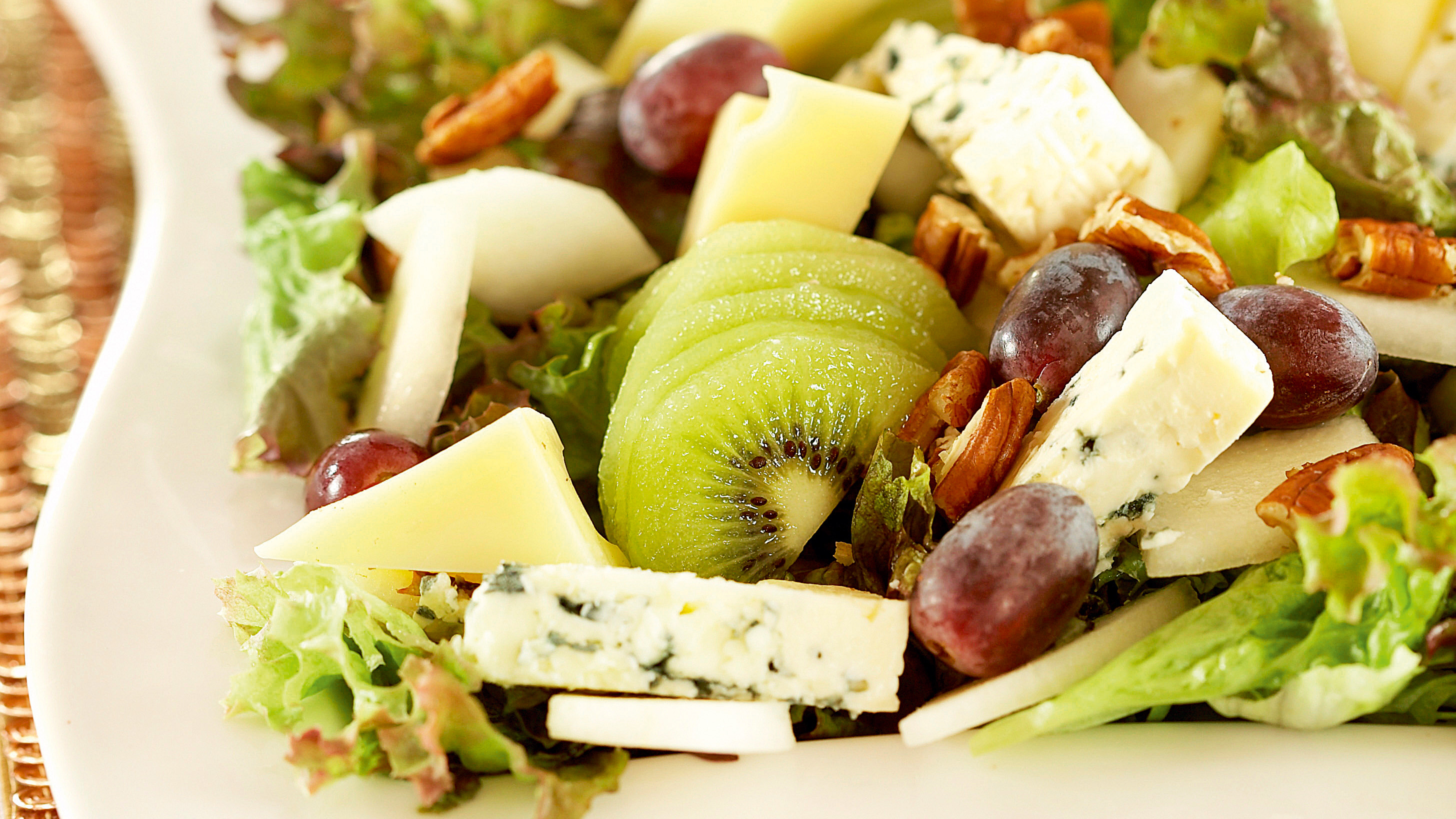 Hedelmä-juustosalaatti