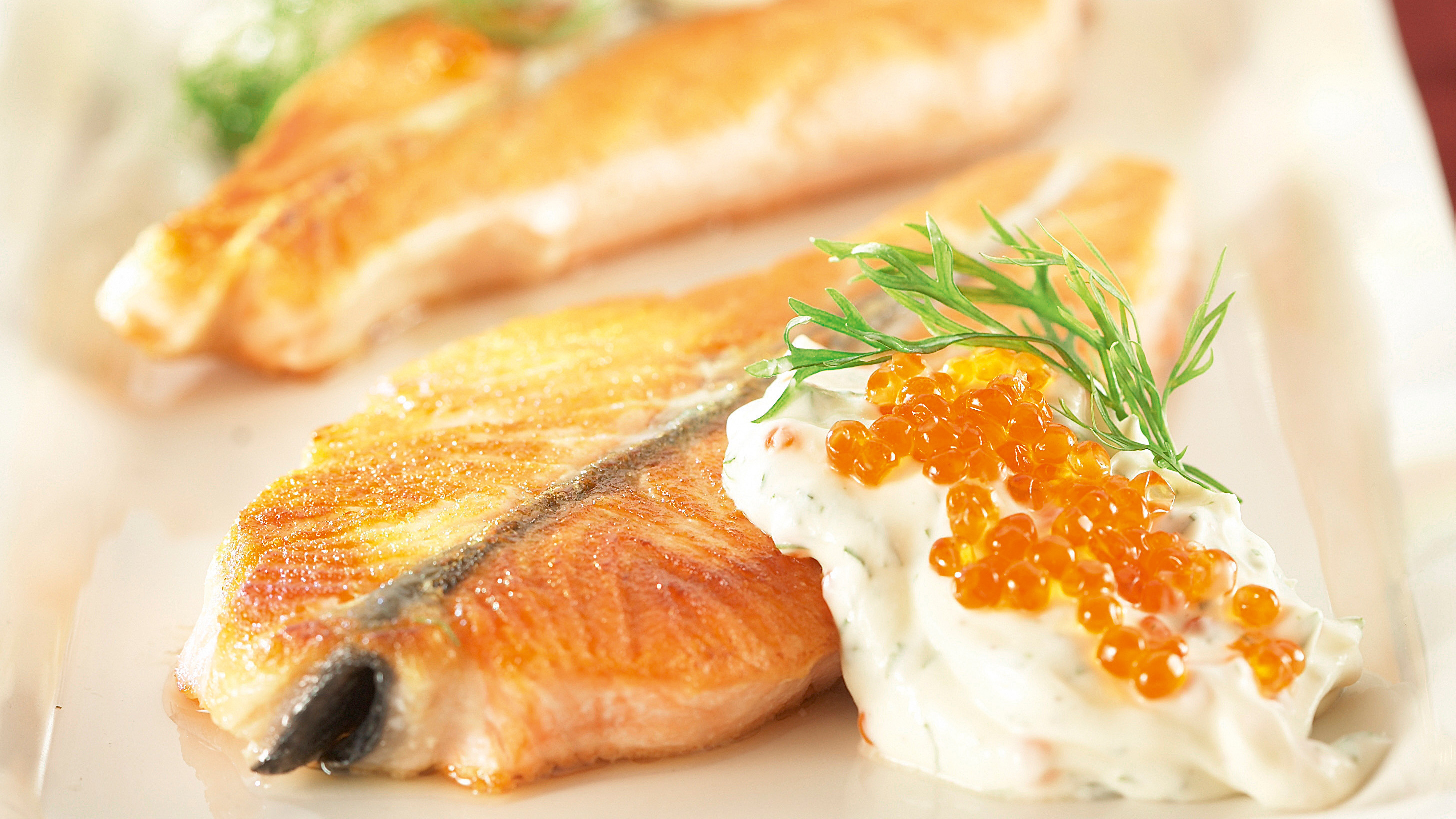 Lohimedaljongit ja mätikastike