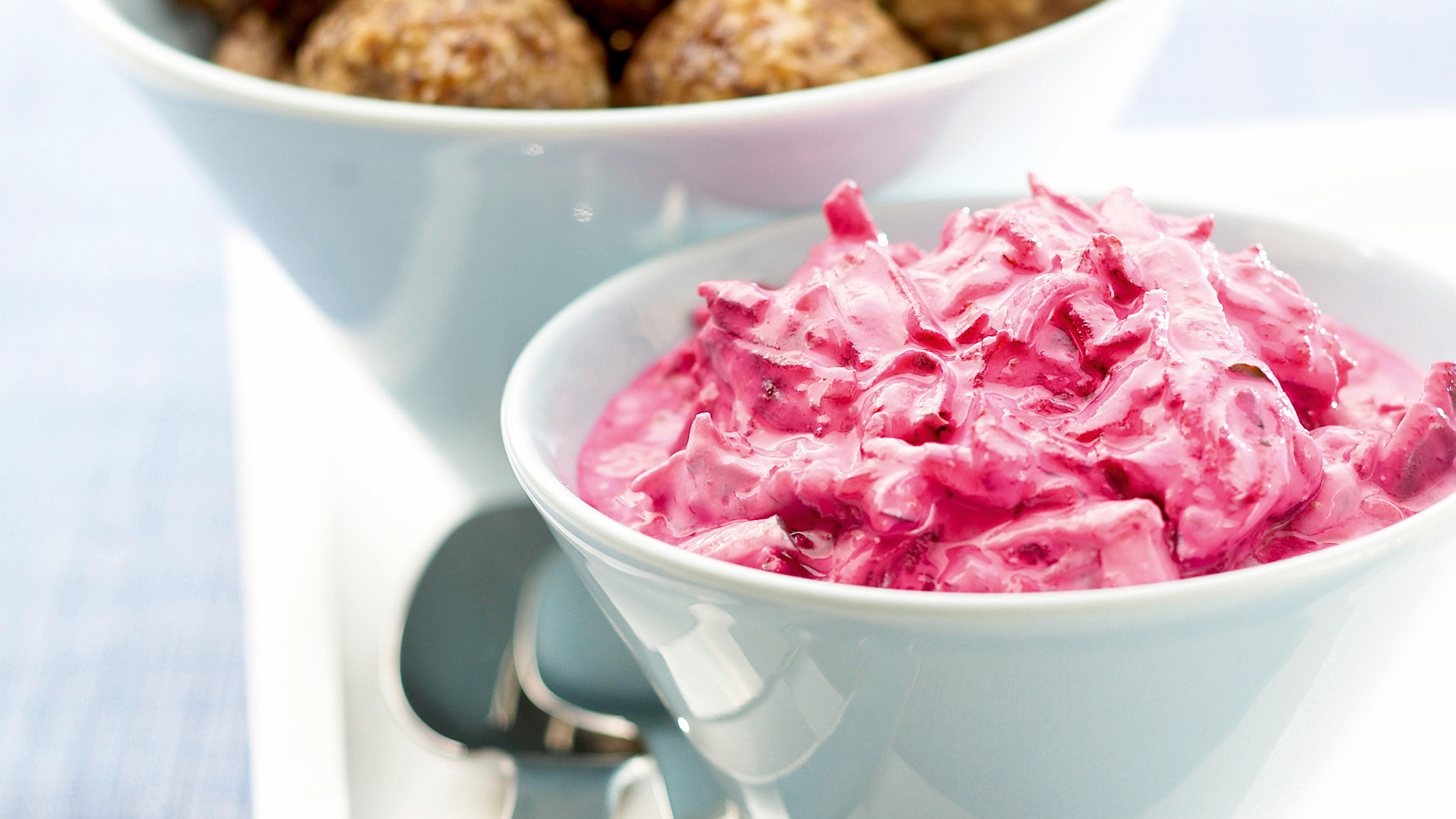 Valkosipulipyörykät ja punainen tsatsiki