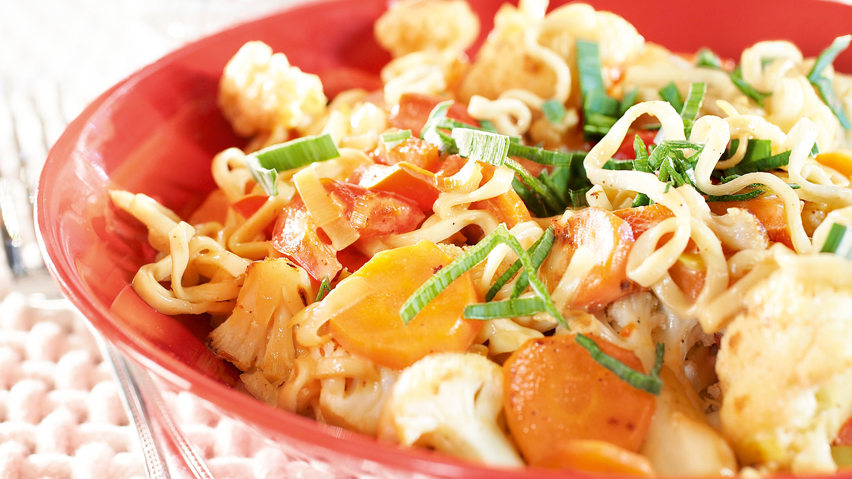 Nuudeleita ja kasvis-kookoskastiketta