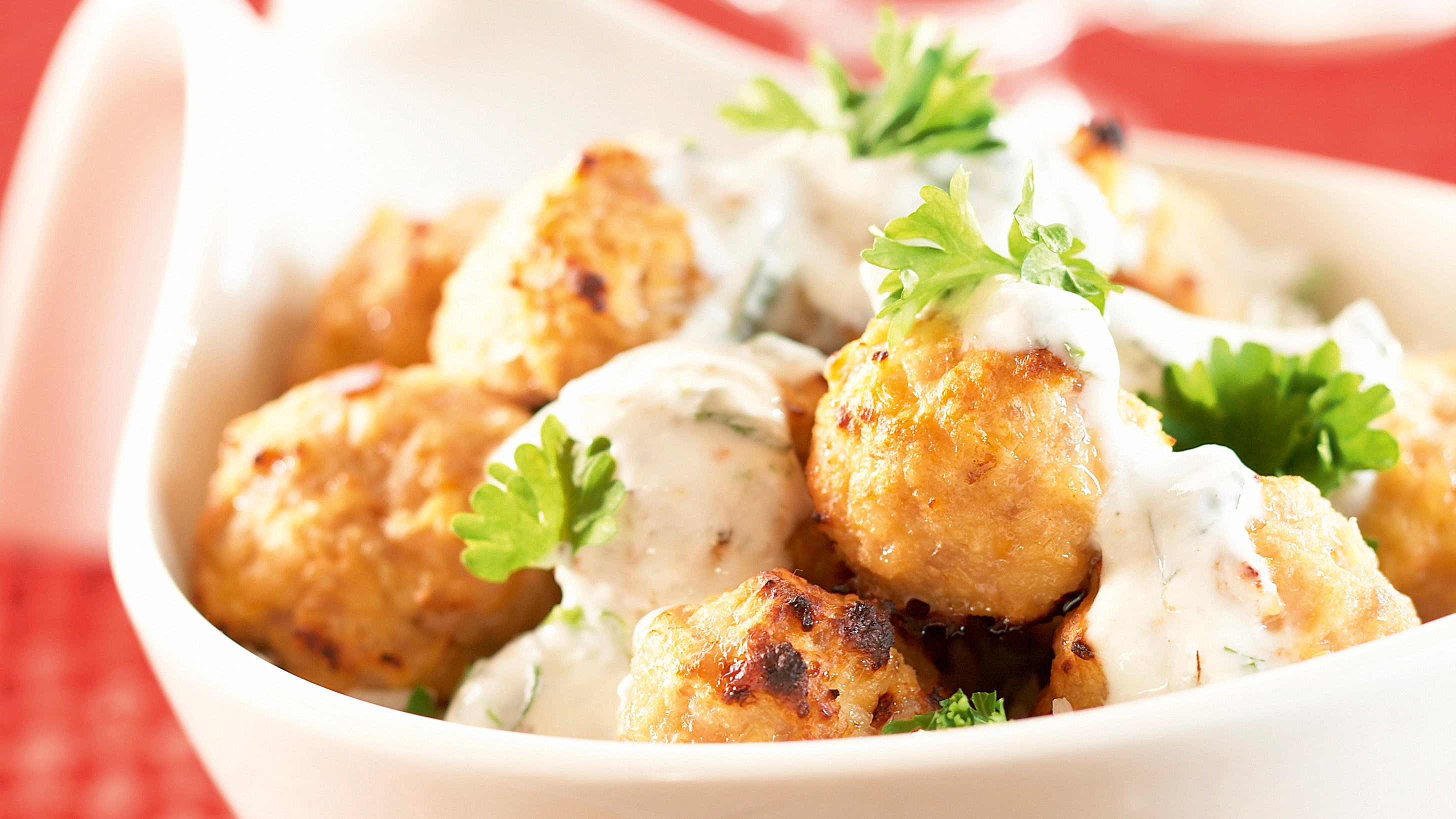 Broileri-ananaspyörykät ja yrttikastike