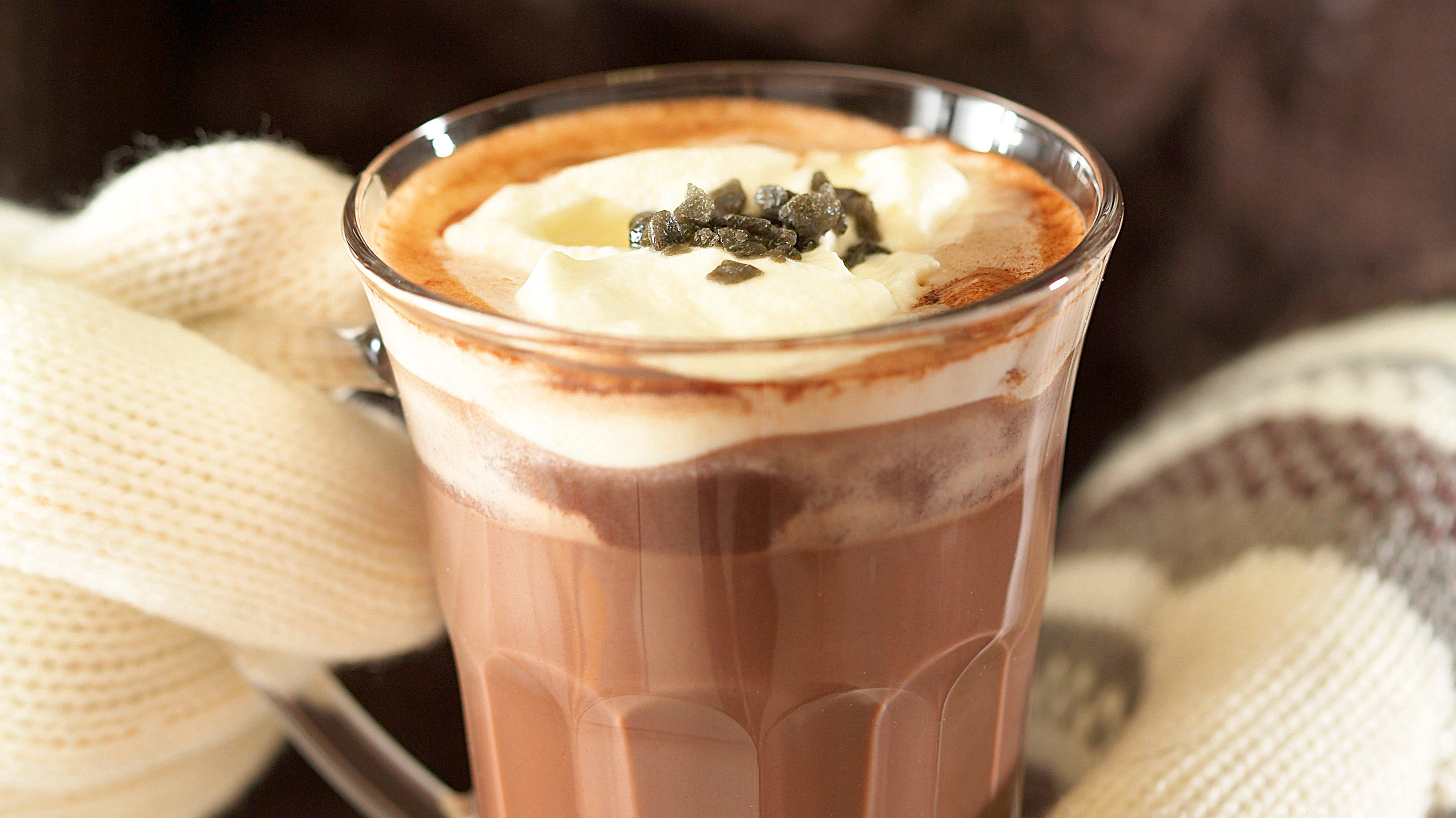 Lämmin suklaa-salmiakkijuoma