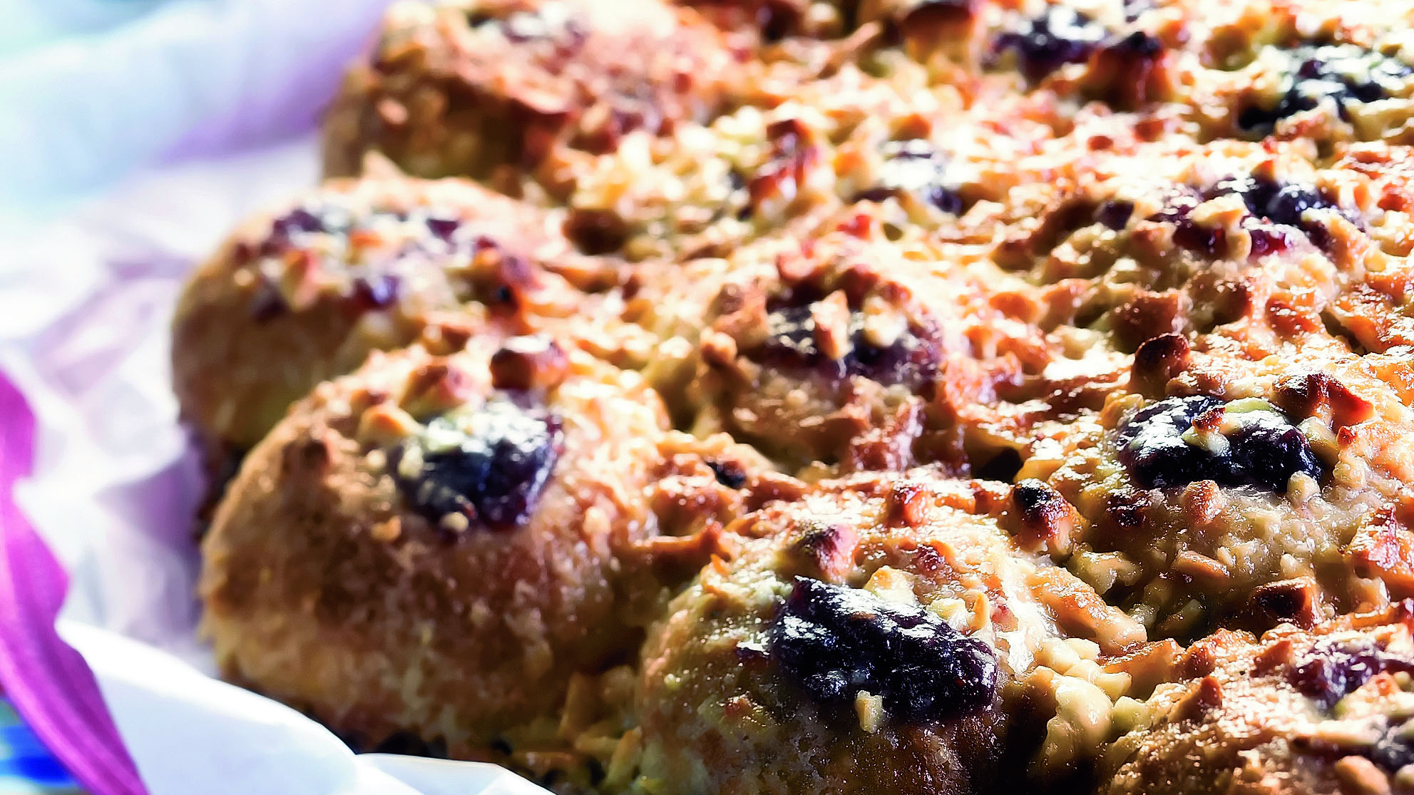 Vadelma-pähkinäsisaruspulla