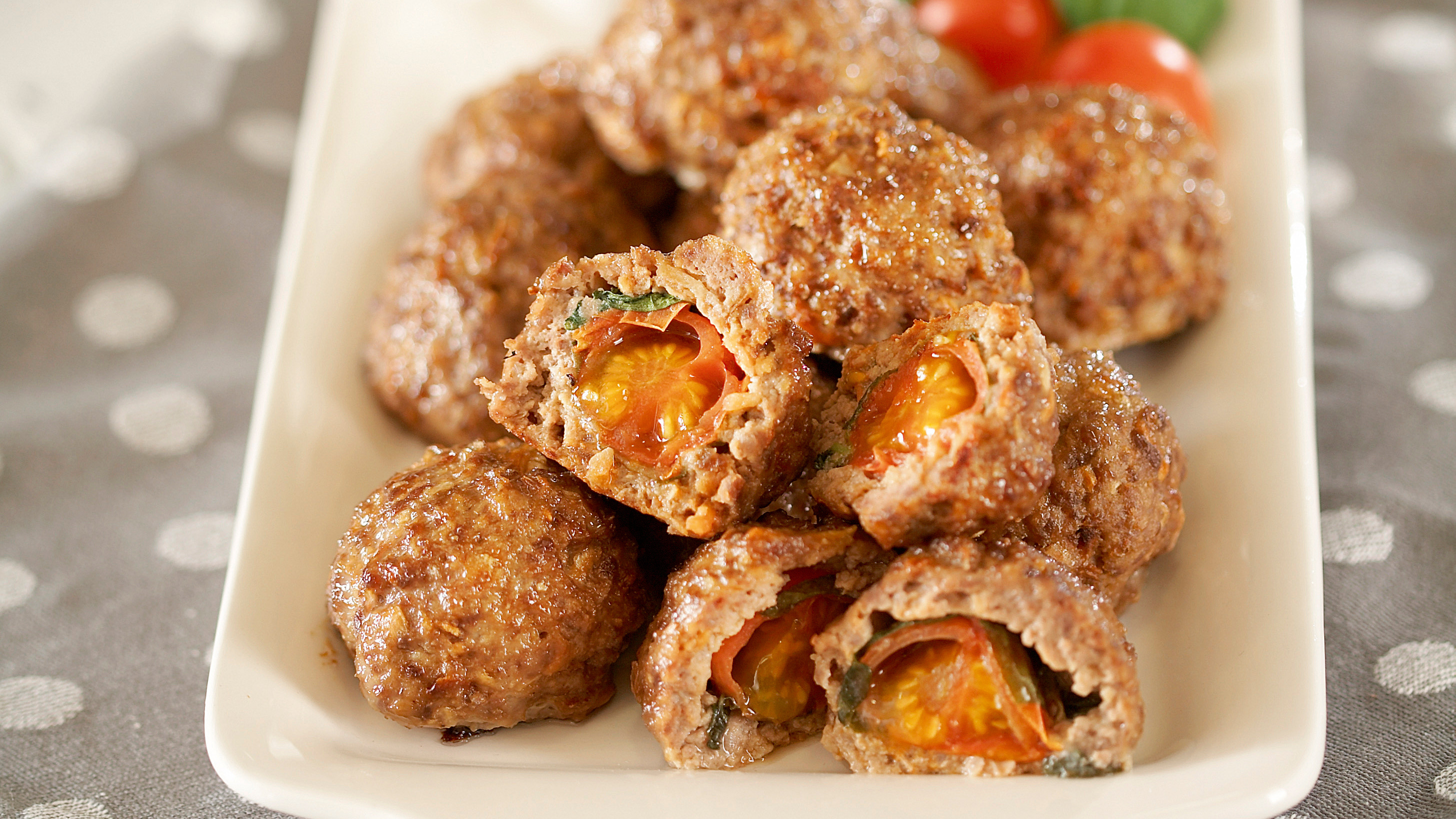 Täytetyt lihapullat kahvikastikkeessa