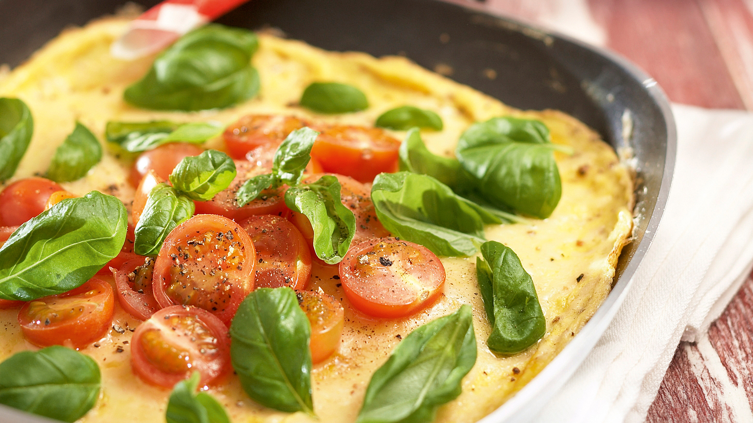 Tomaatti-basilikamunakas