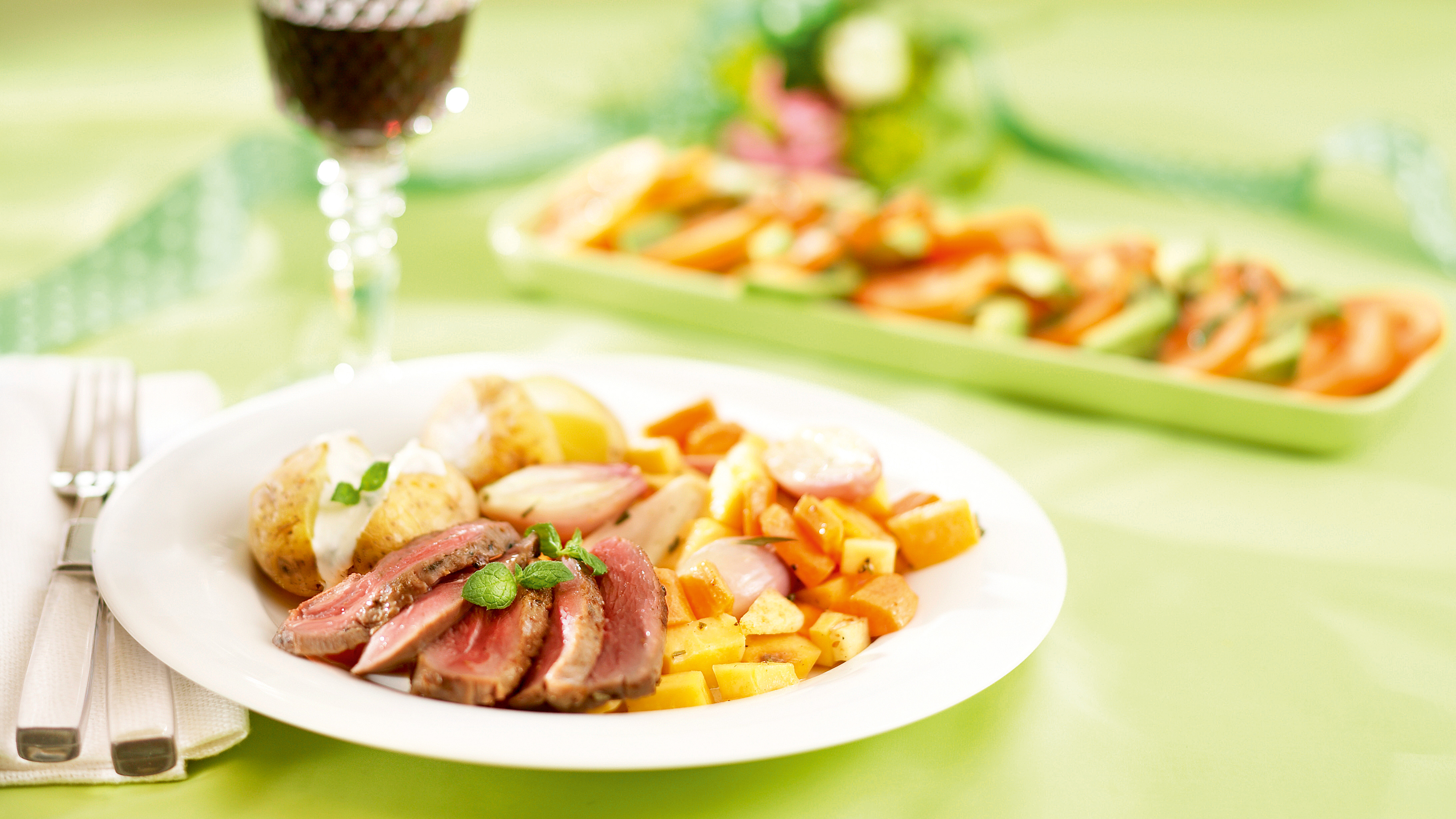 Karitsan paahtopaistia ja juureksia