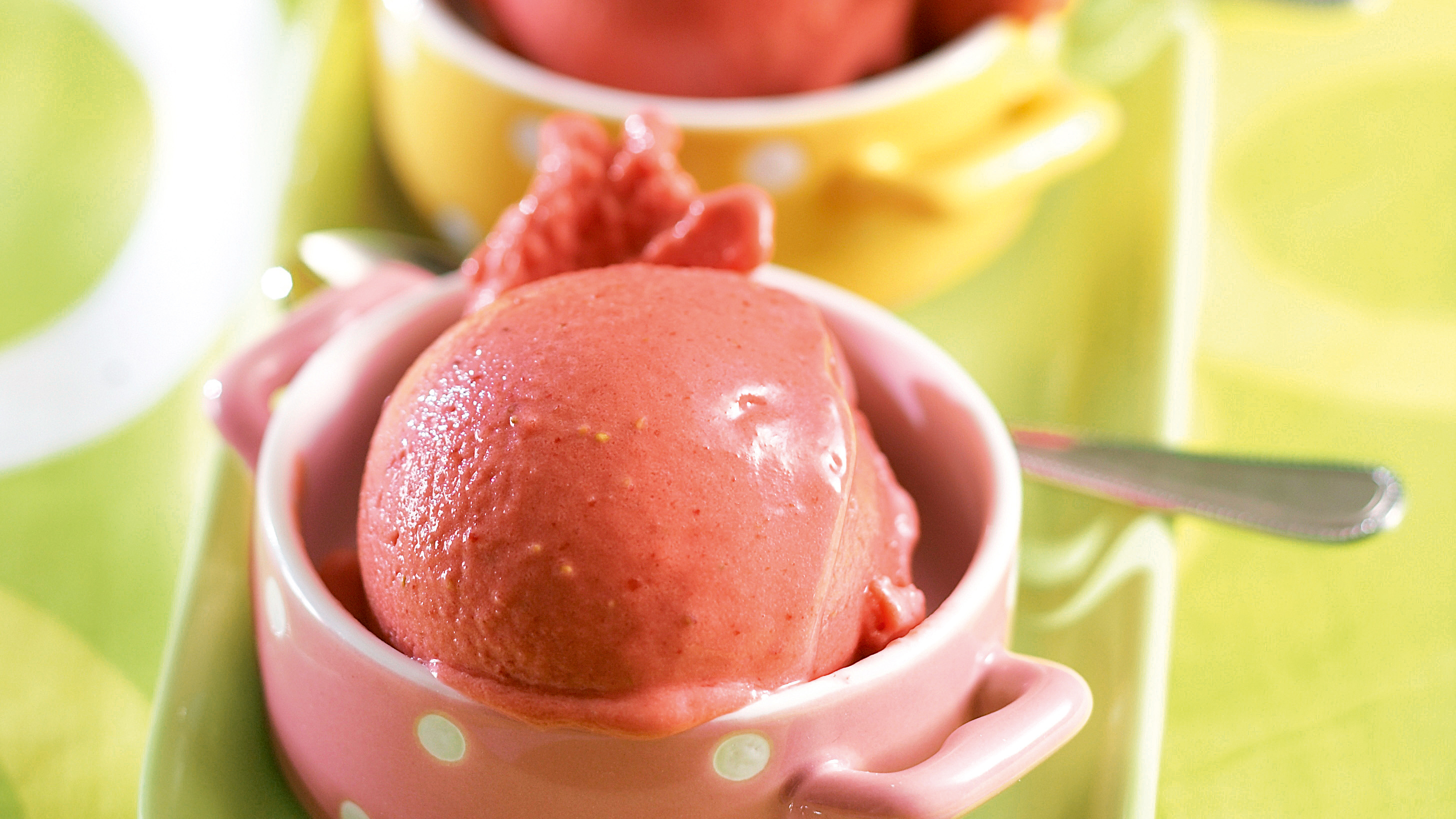 Nopea mansikka-sitruunajäätelö