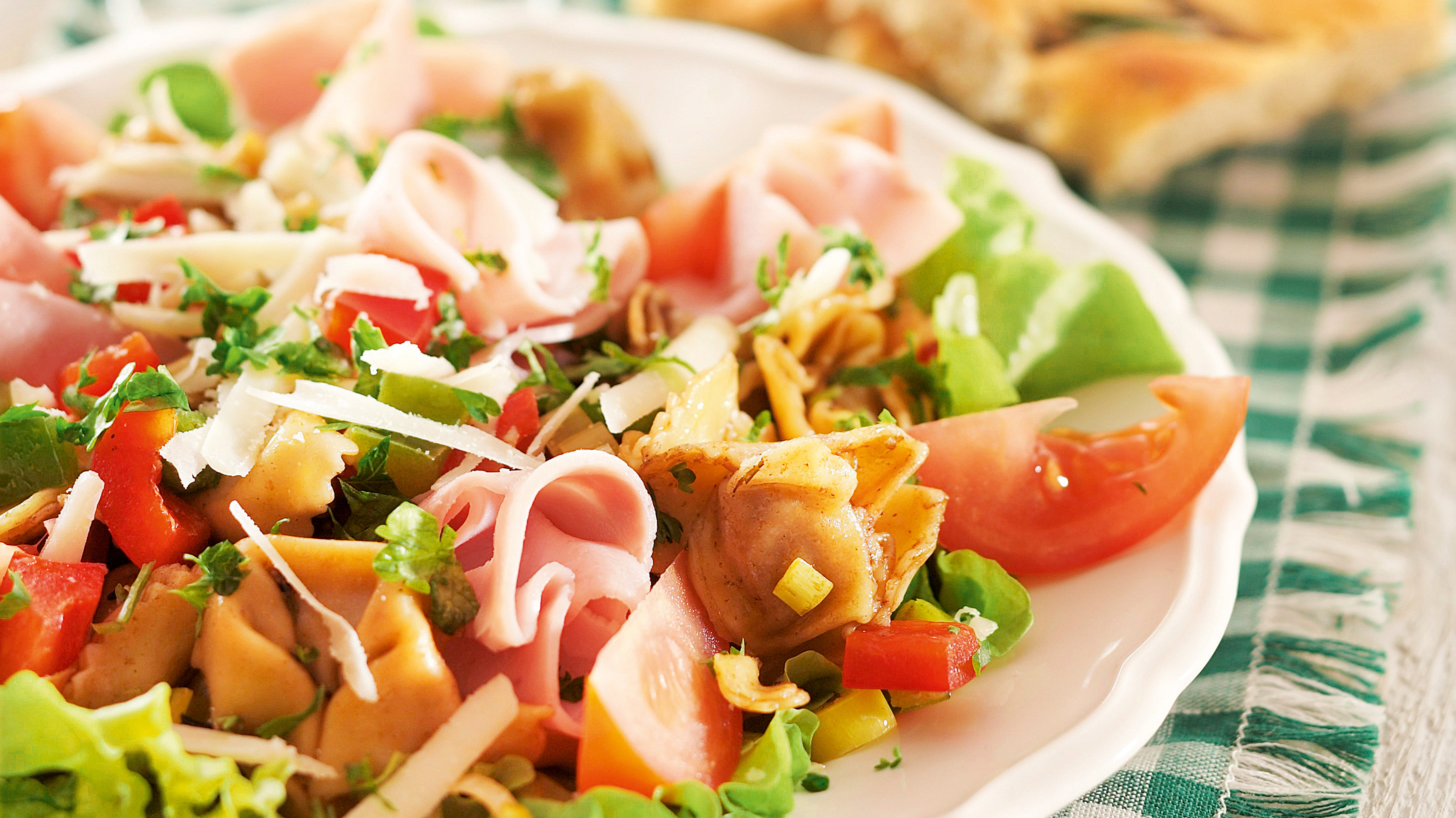 Ruokaisa tortellinisalaatti