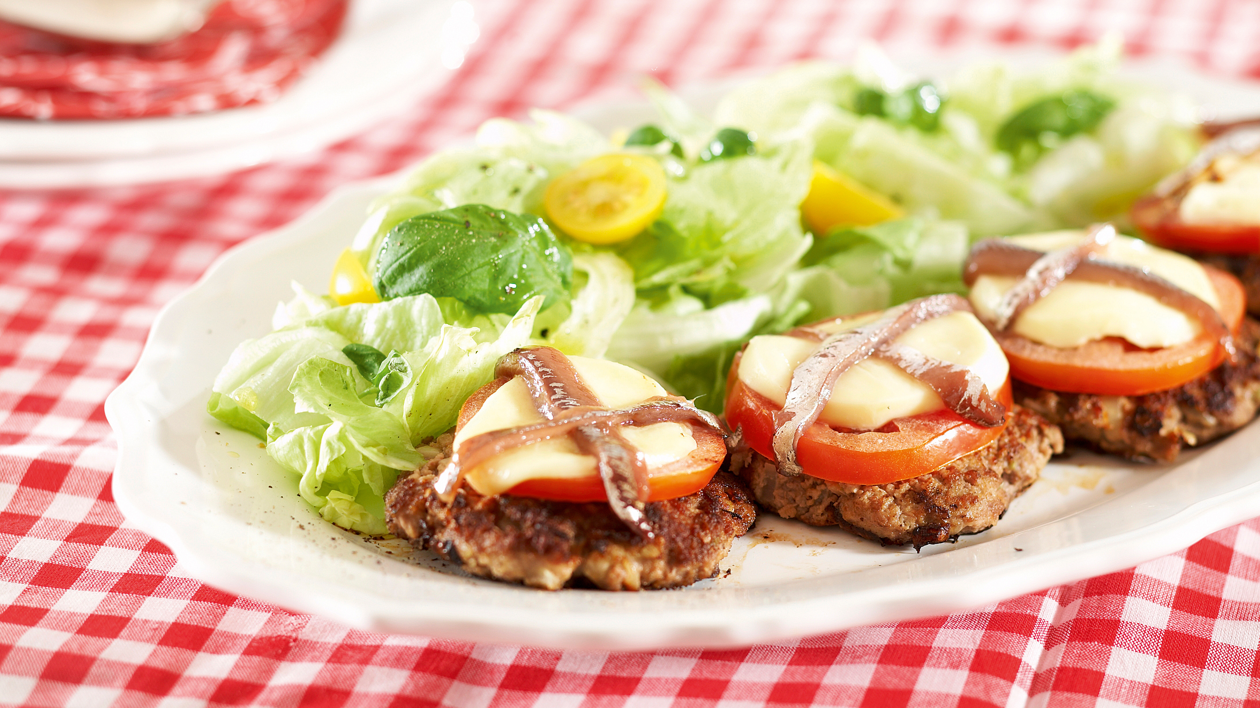 Tomaatti-mozzarellajauhelihapihvit