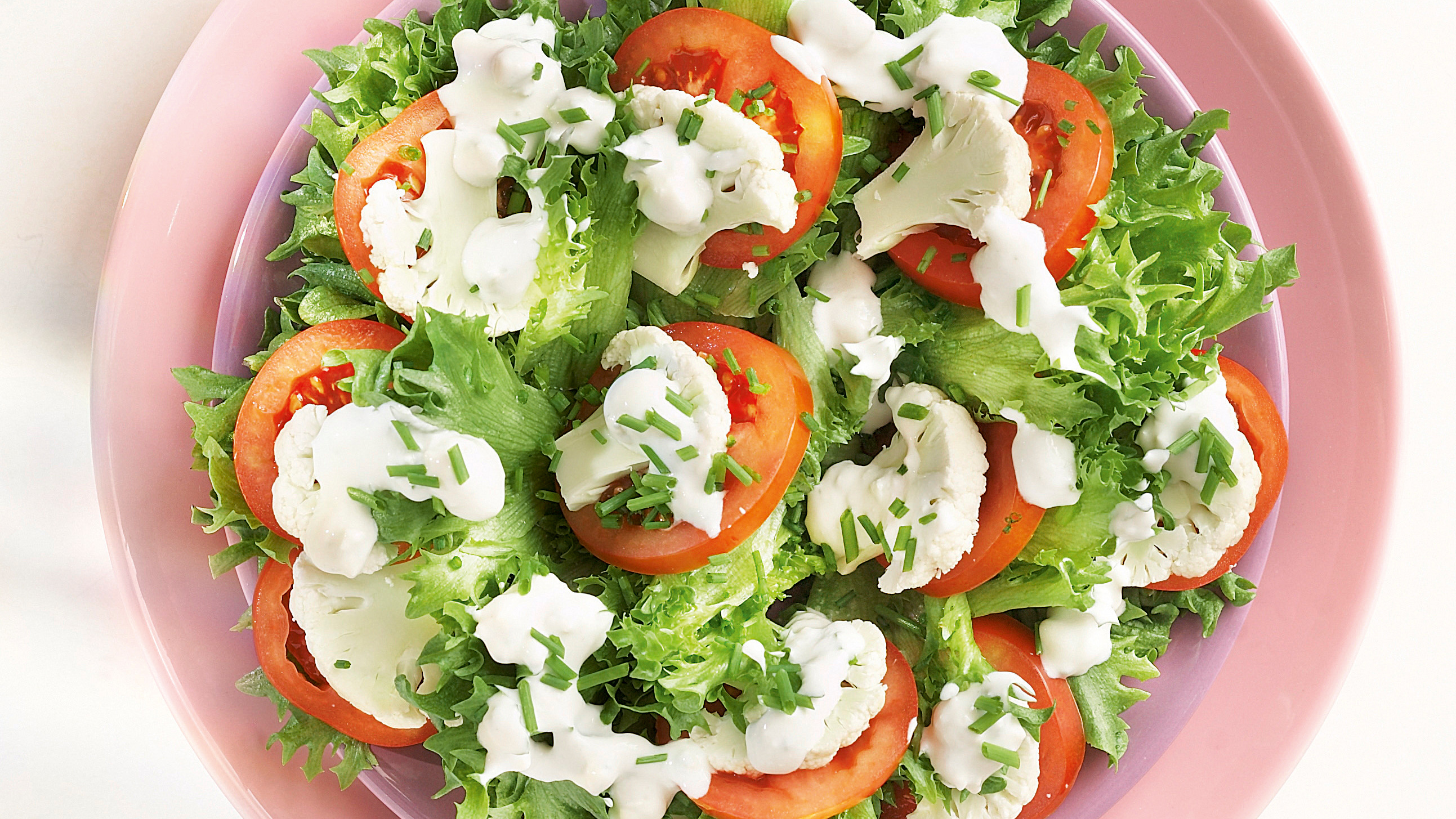 Kukkakaali-tomaattisalaatti