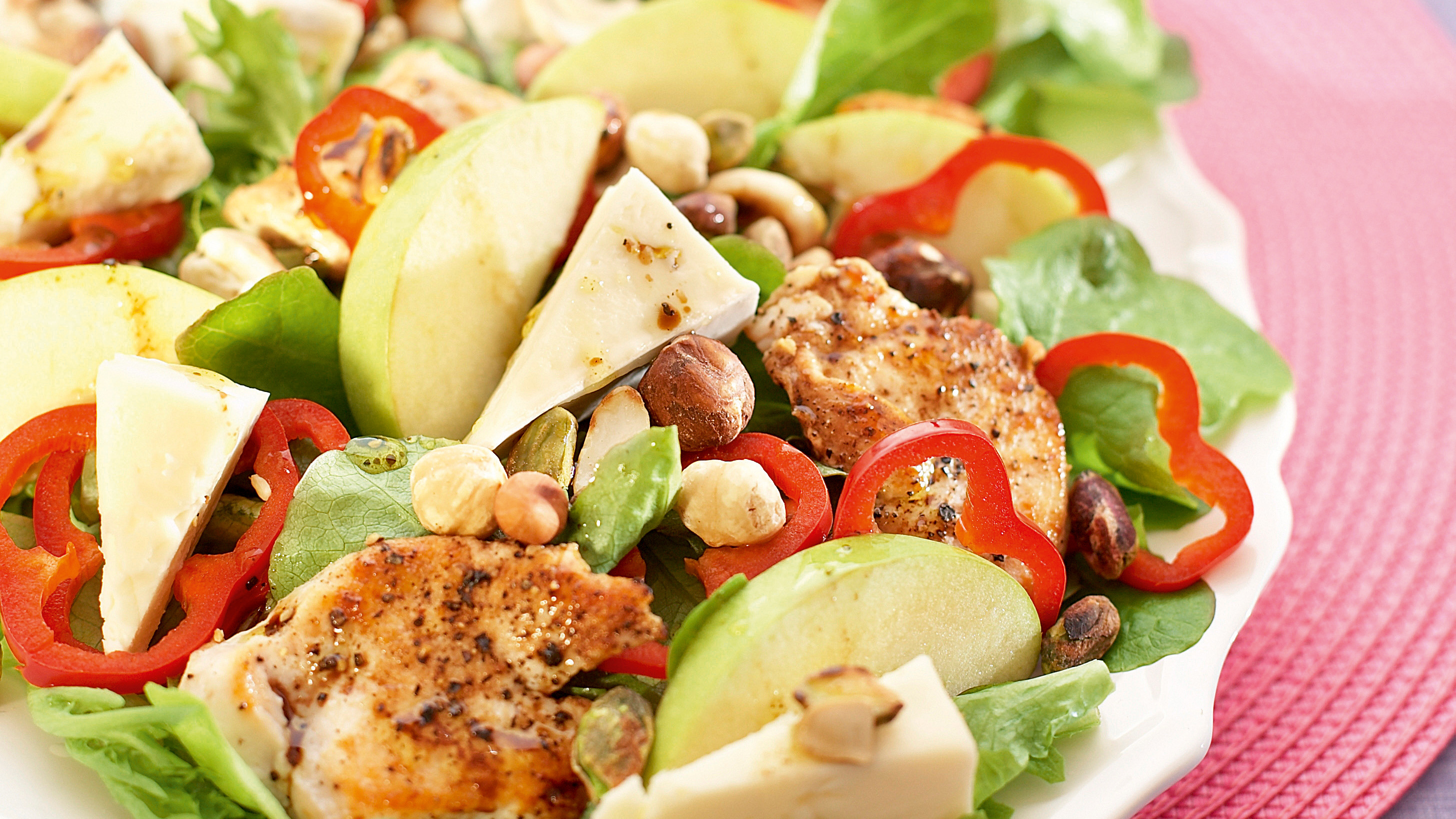 Broileri-briesalaatti