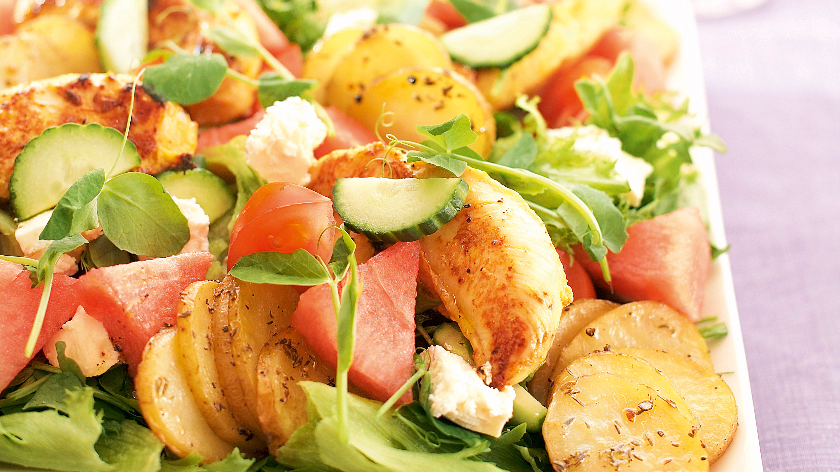 Feta-vesimelonisalaatti ja broilerinsisäfileet