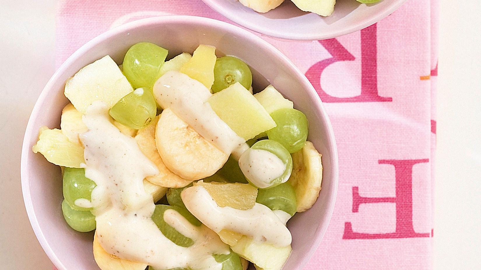 Hedelmäsalaattia ja ruis-pähkinäjogurttia