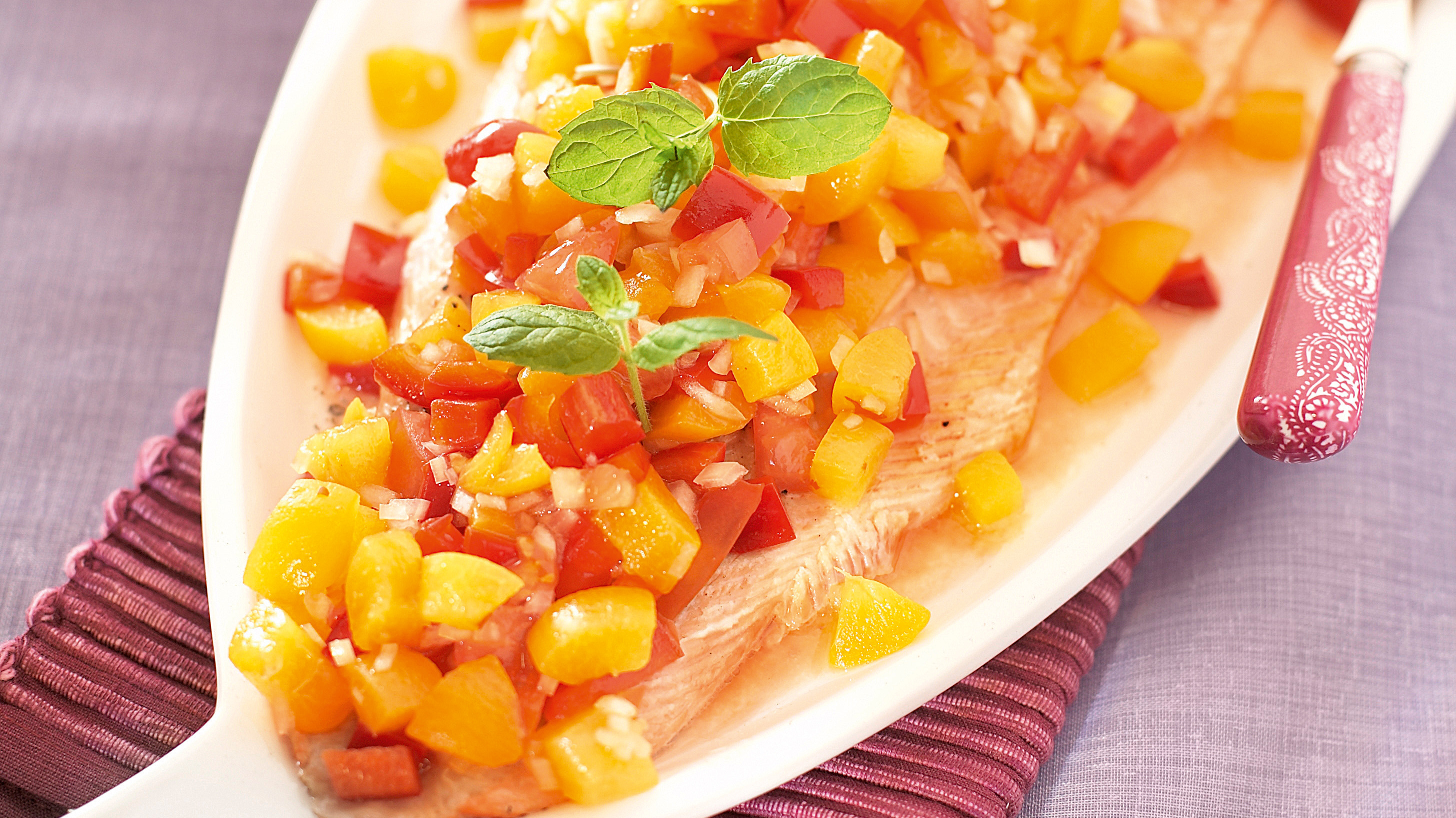 Kirjolohta, aprikoosisalsaa ja kardemummariisiä