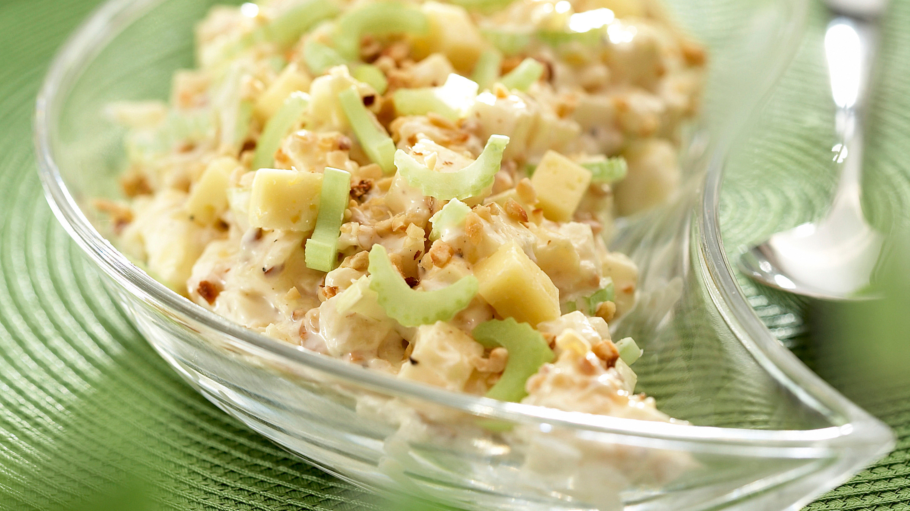 Juustosalaatti Waldorfin tapaan