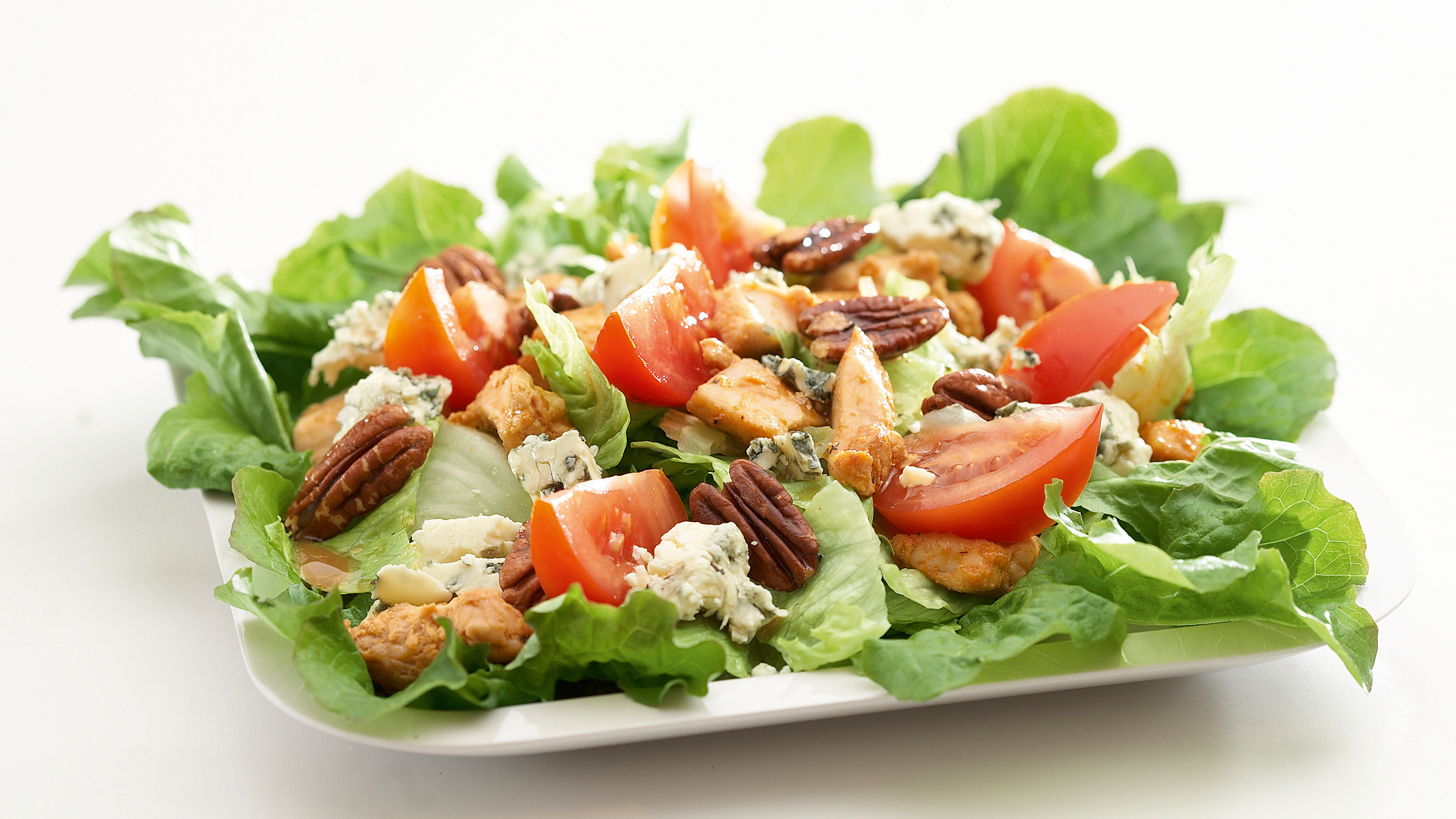 Lämmin broileri-sinihomejuustosalaatti