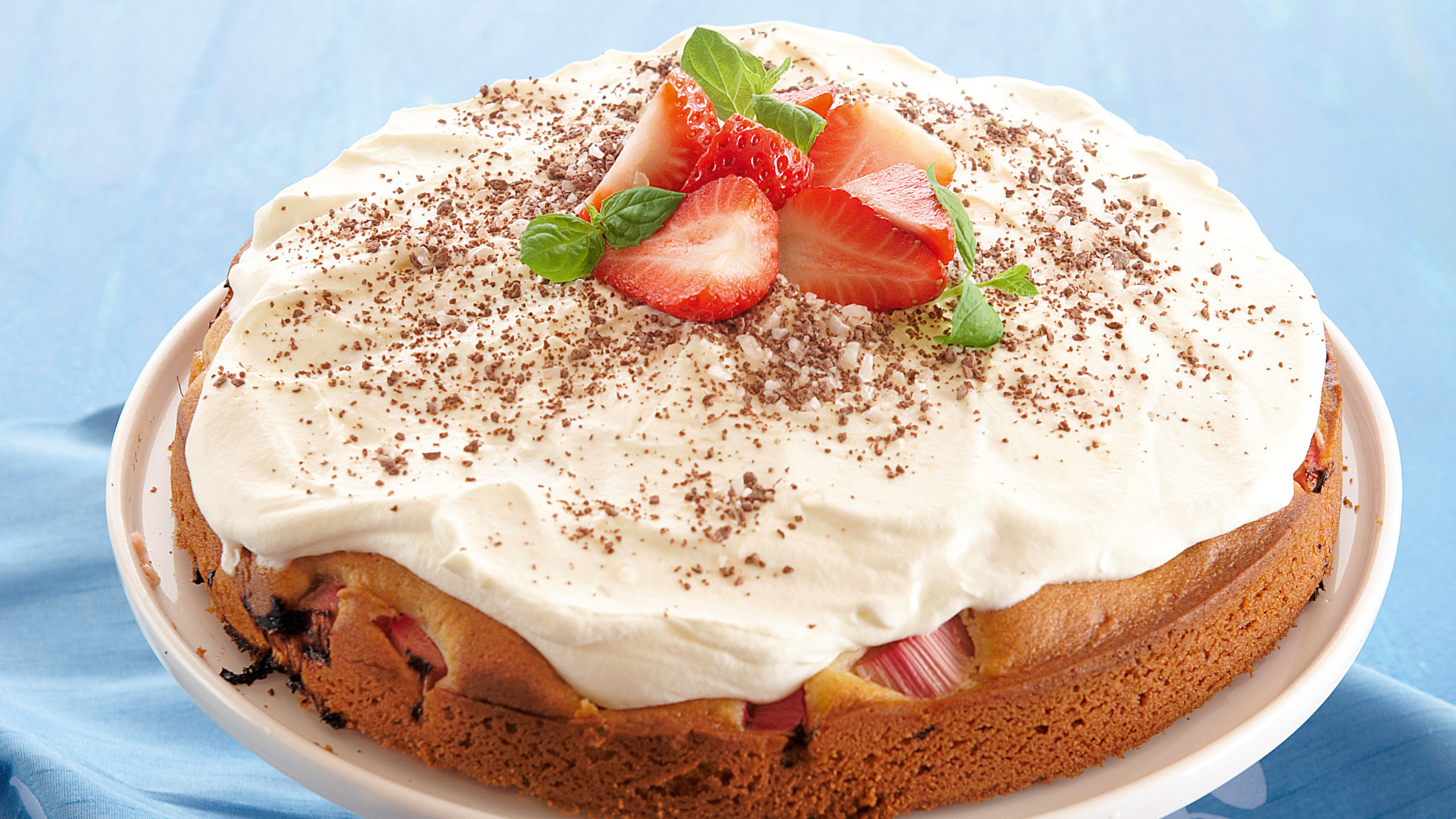 Juhlava raparperikakku