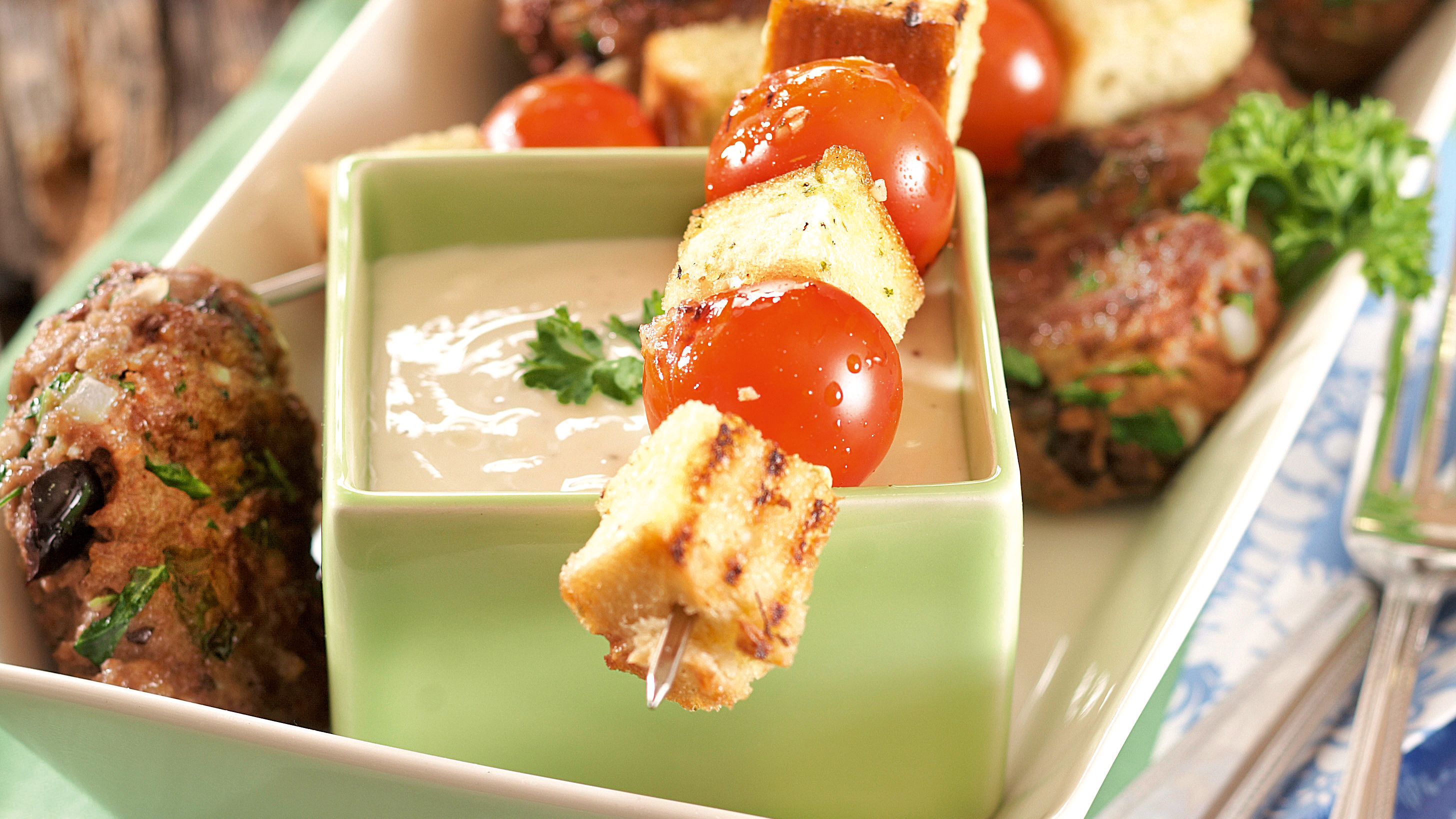 Oliivi-jauhelihapihvit ja tomaatti-leipävartaat