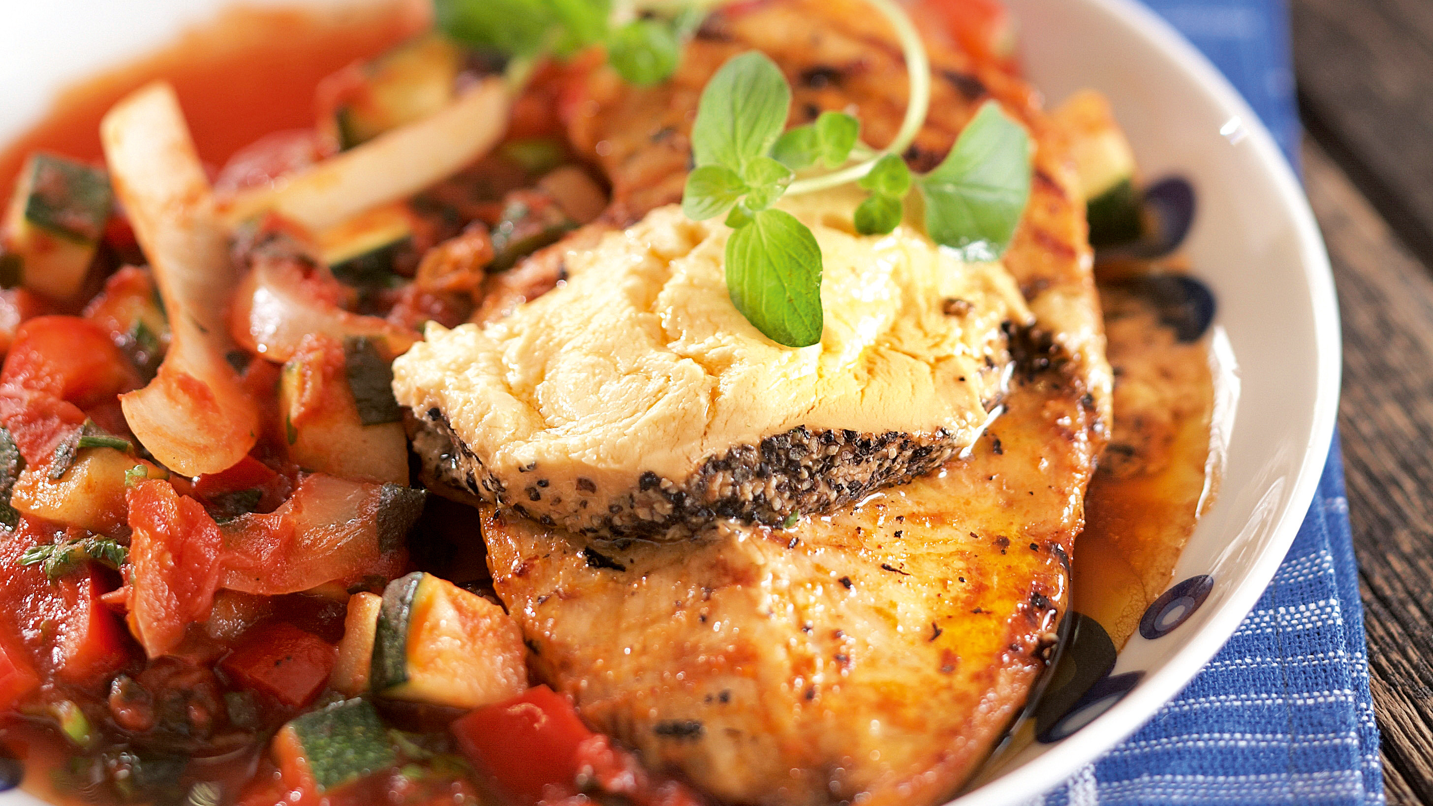 Tomaatti-kesäkurpitsahöystö ja broileripihvit