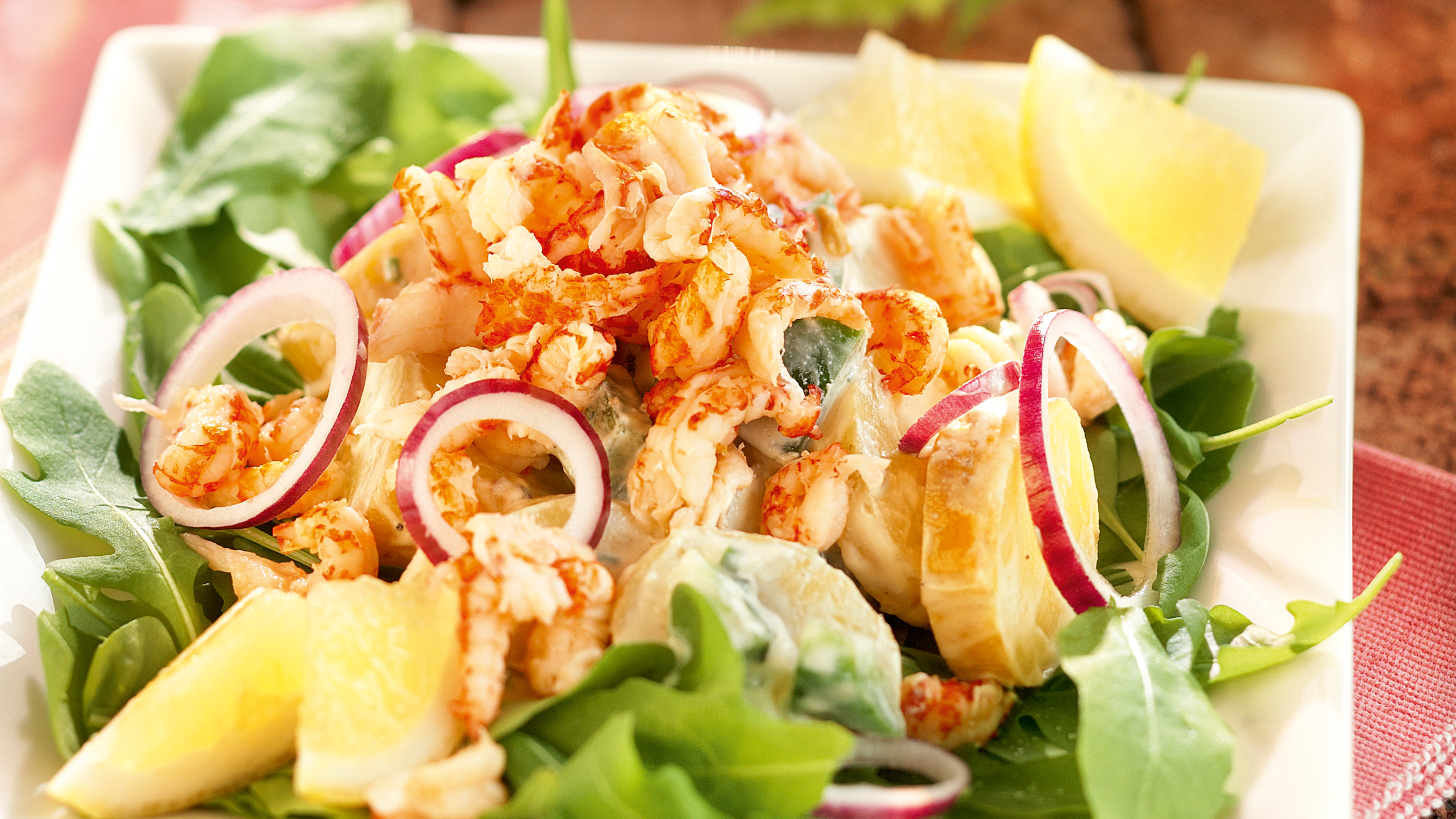 Caesar-perunasalaatti ja ravunpyrstöjä