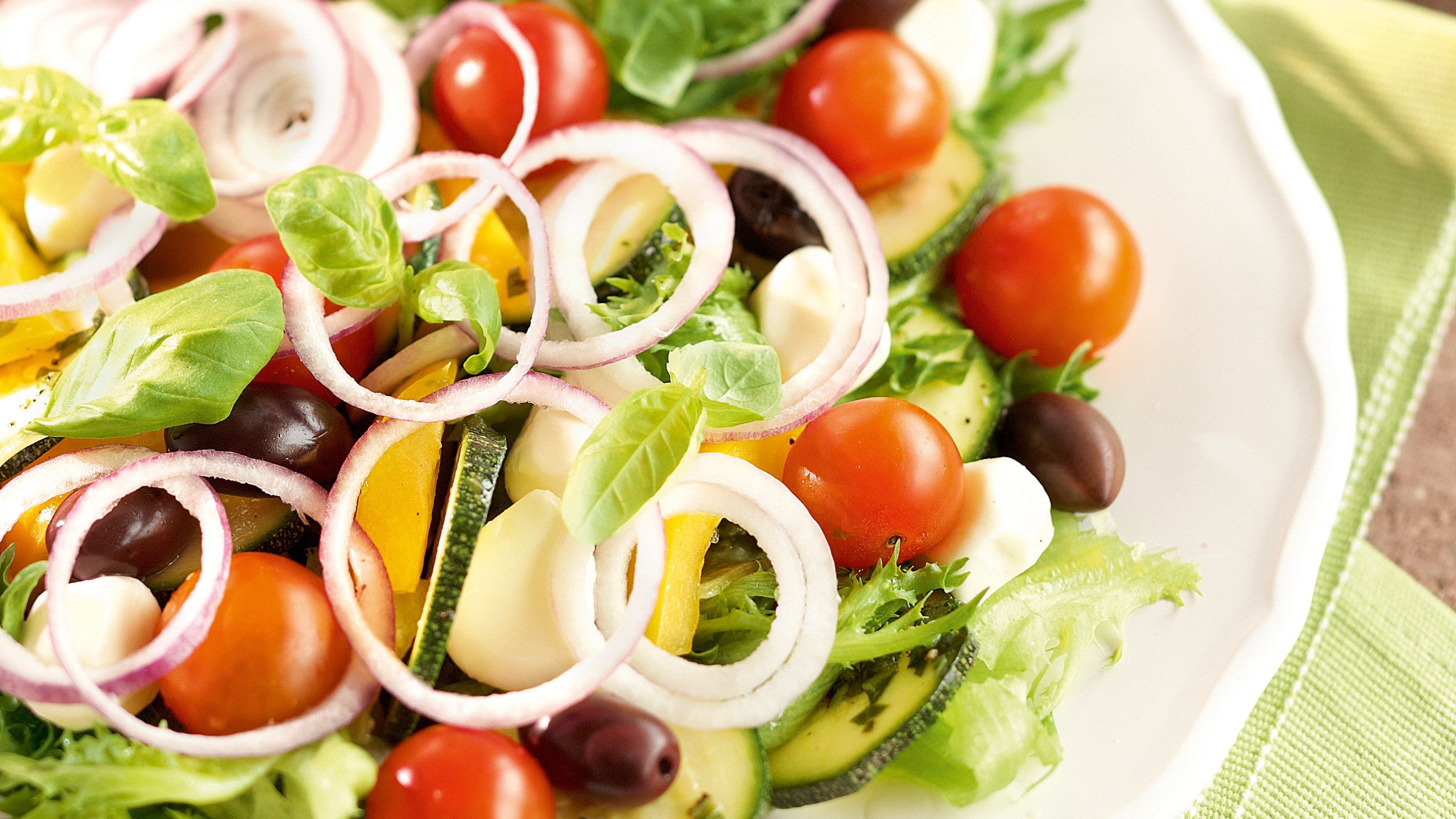 Mozzarella-kesäkurpitsasalaatti