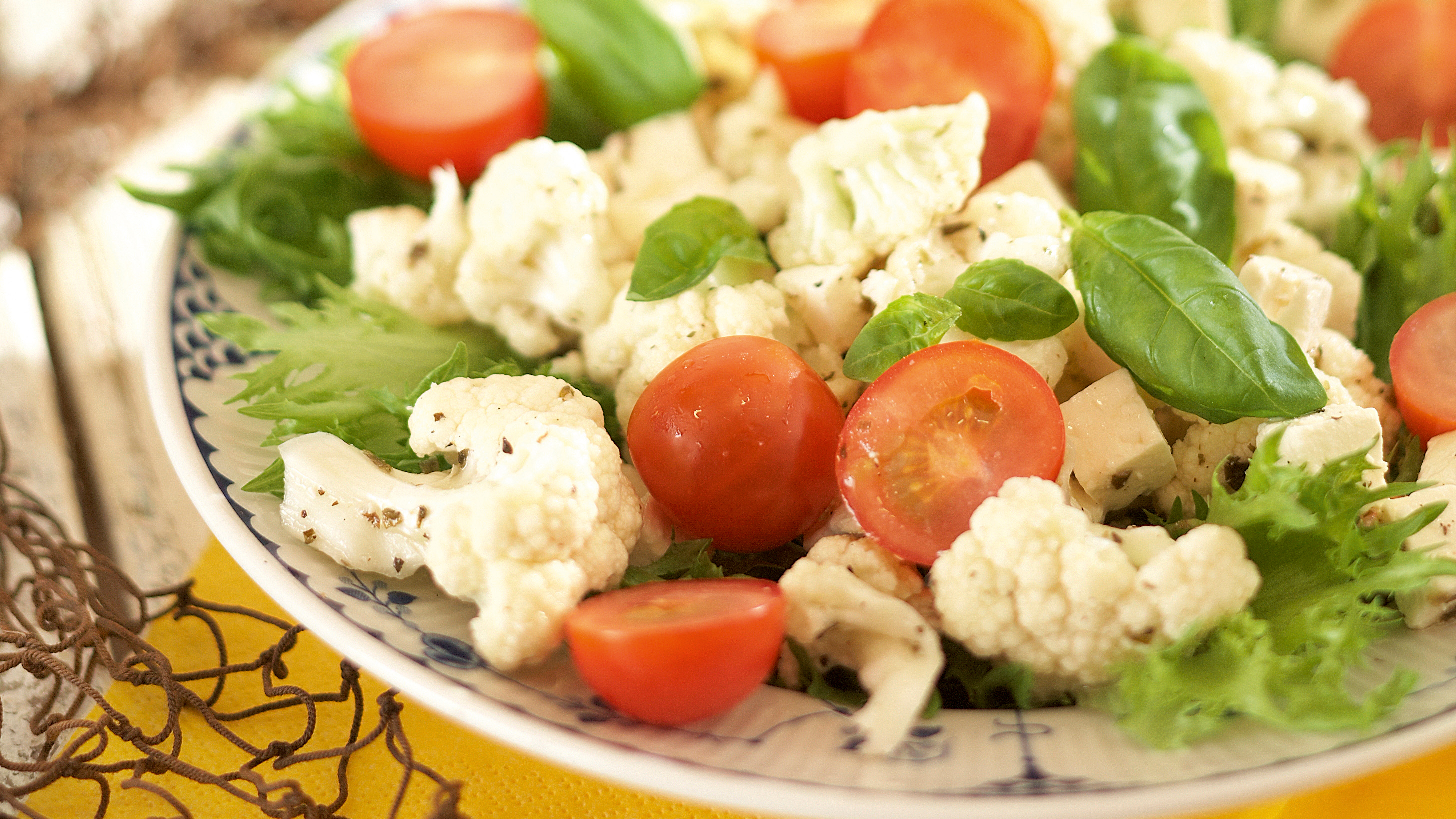 Marinoitu kukkakaali-fetasalaatti