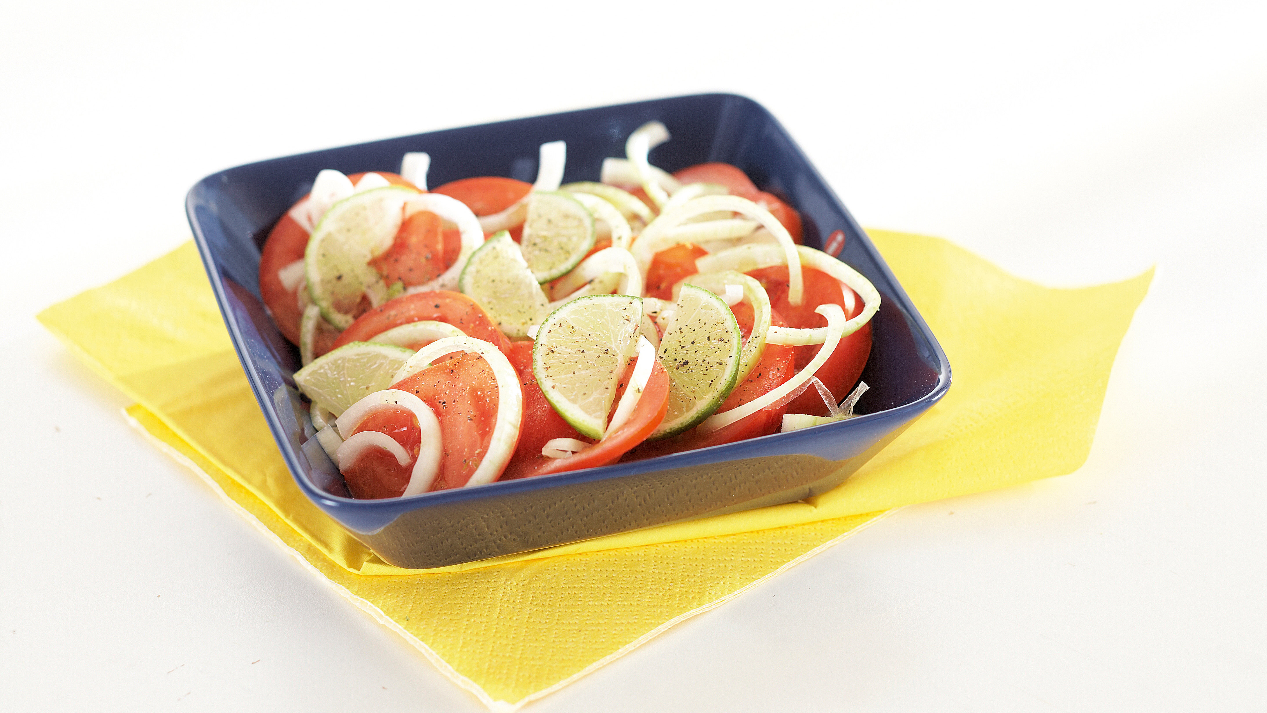 Limettinen tomaatti-sipulisalaatti