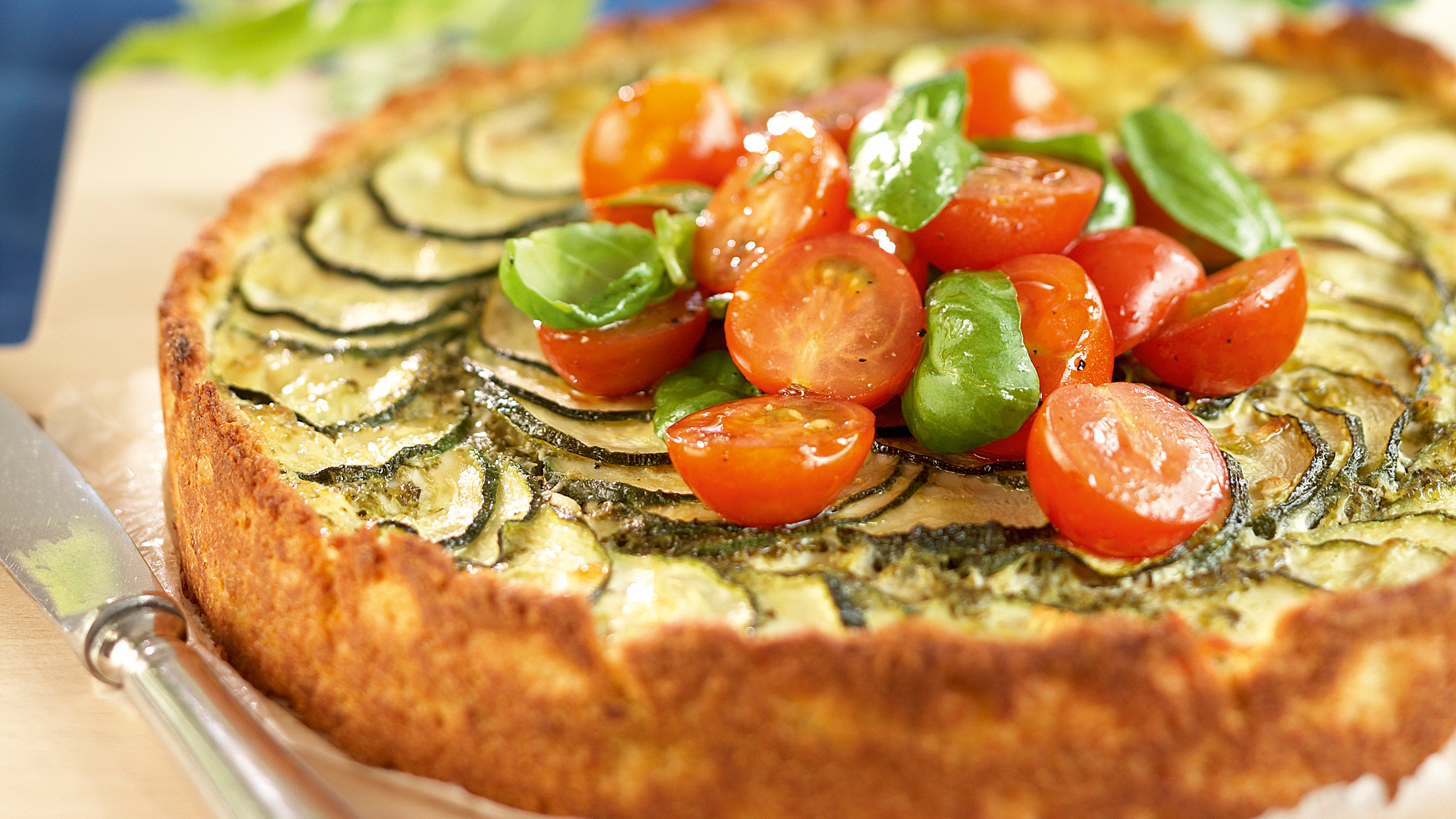 Kesäkurpitsa-fetapiirakka ja marinoidut tomaatit