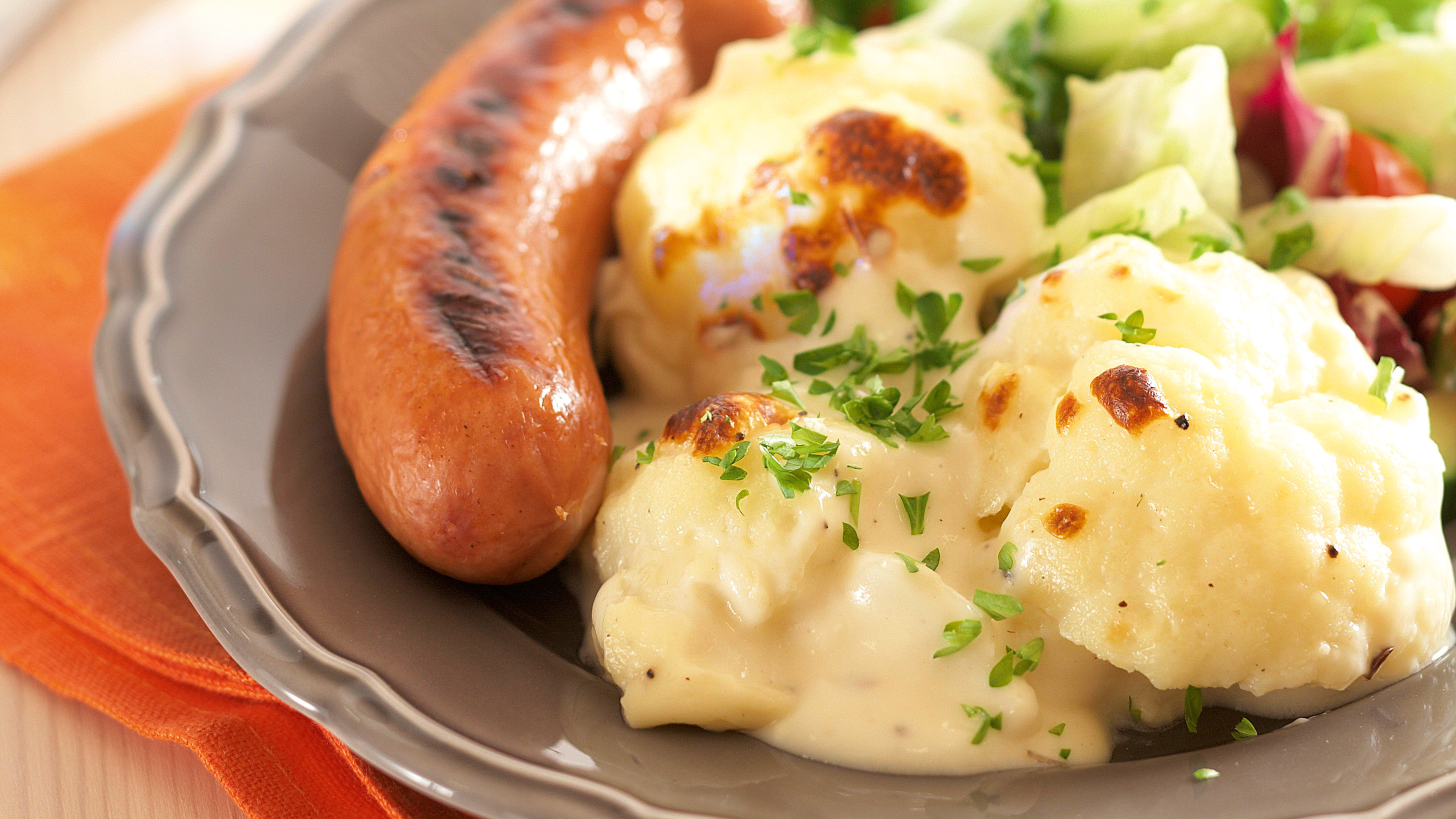 Gratinoitu kukkakaali ja makkara