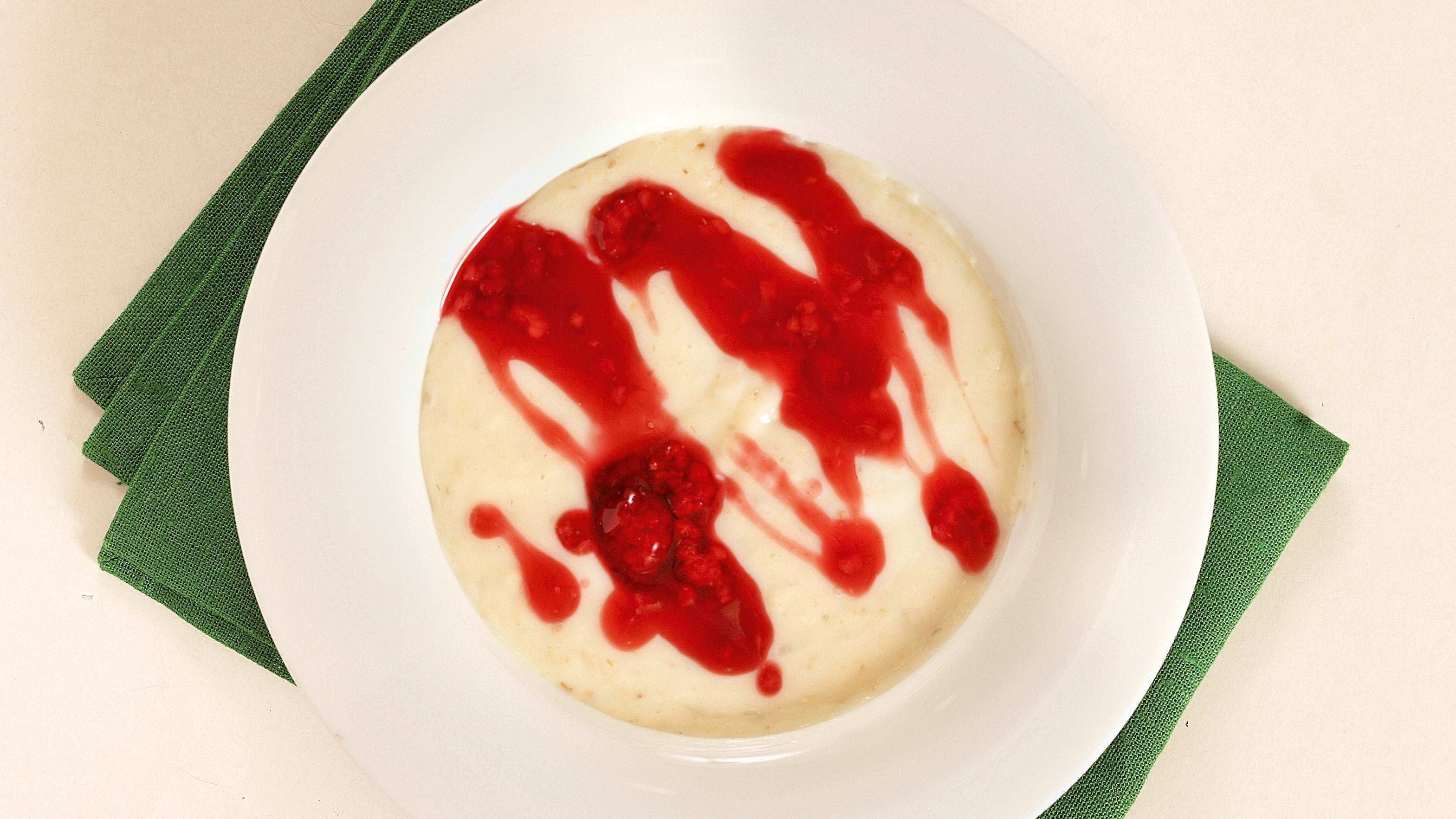 Saltvikin silkkipuuroa ja vadelmakastiketta