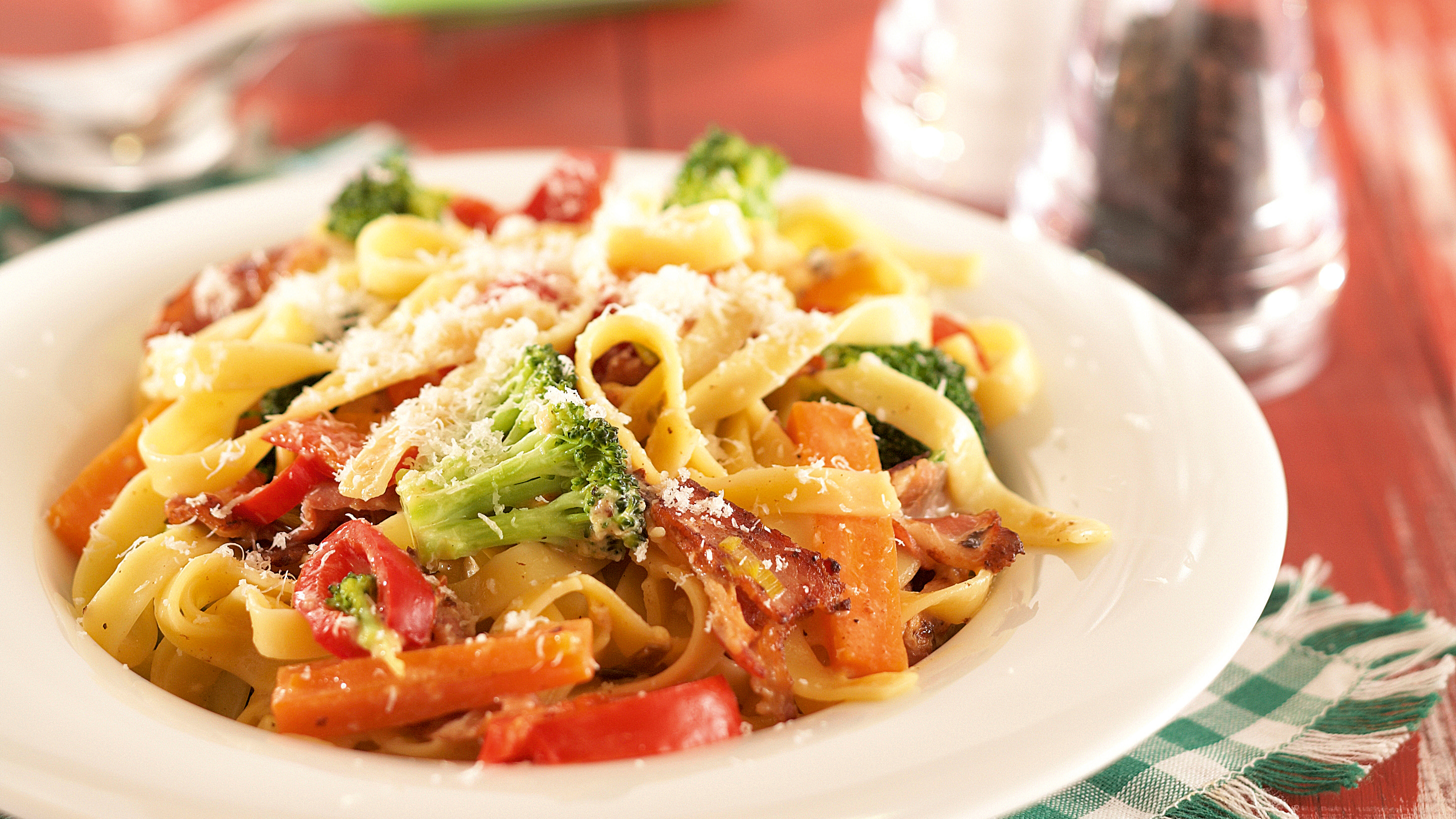 Pekoni-vihannespasta