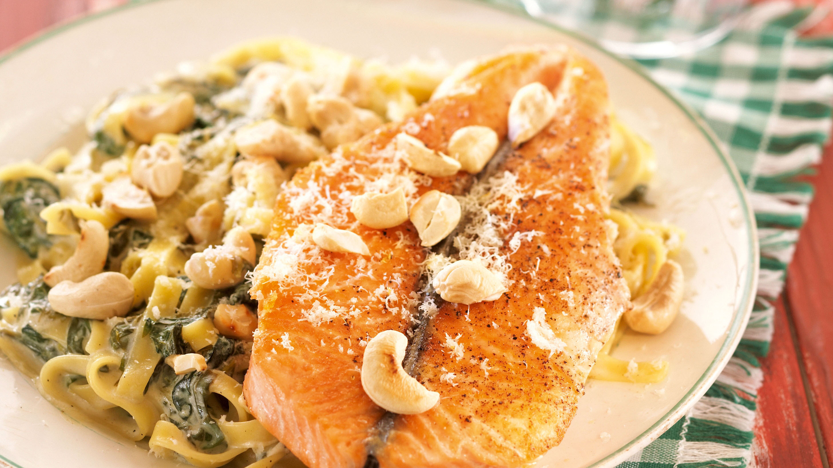 Sitruunainen pinaattipasta ja lohiperhoset