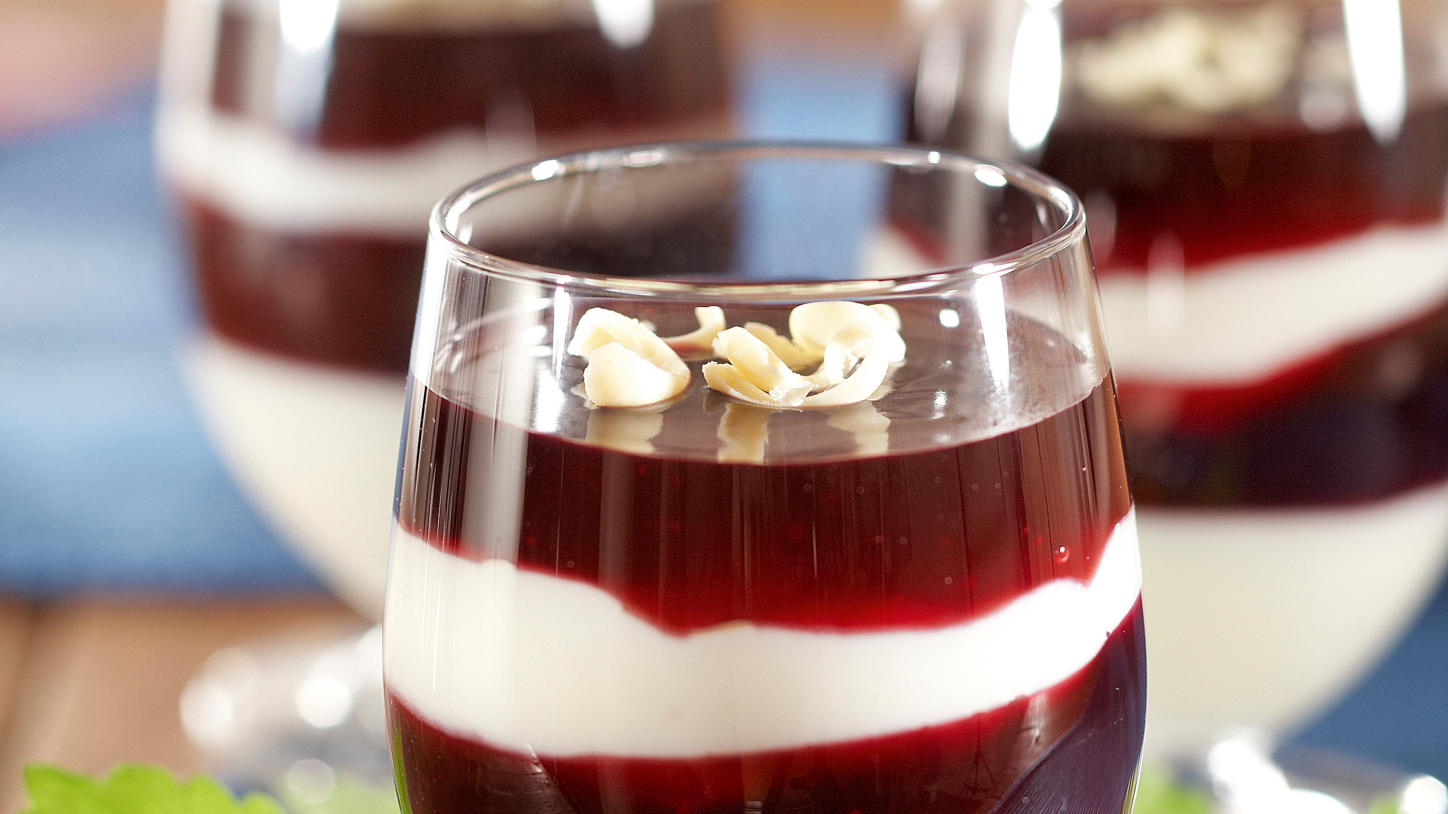 Mustaherukka-valkosuklaakerroskiisseli