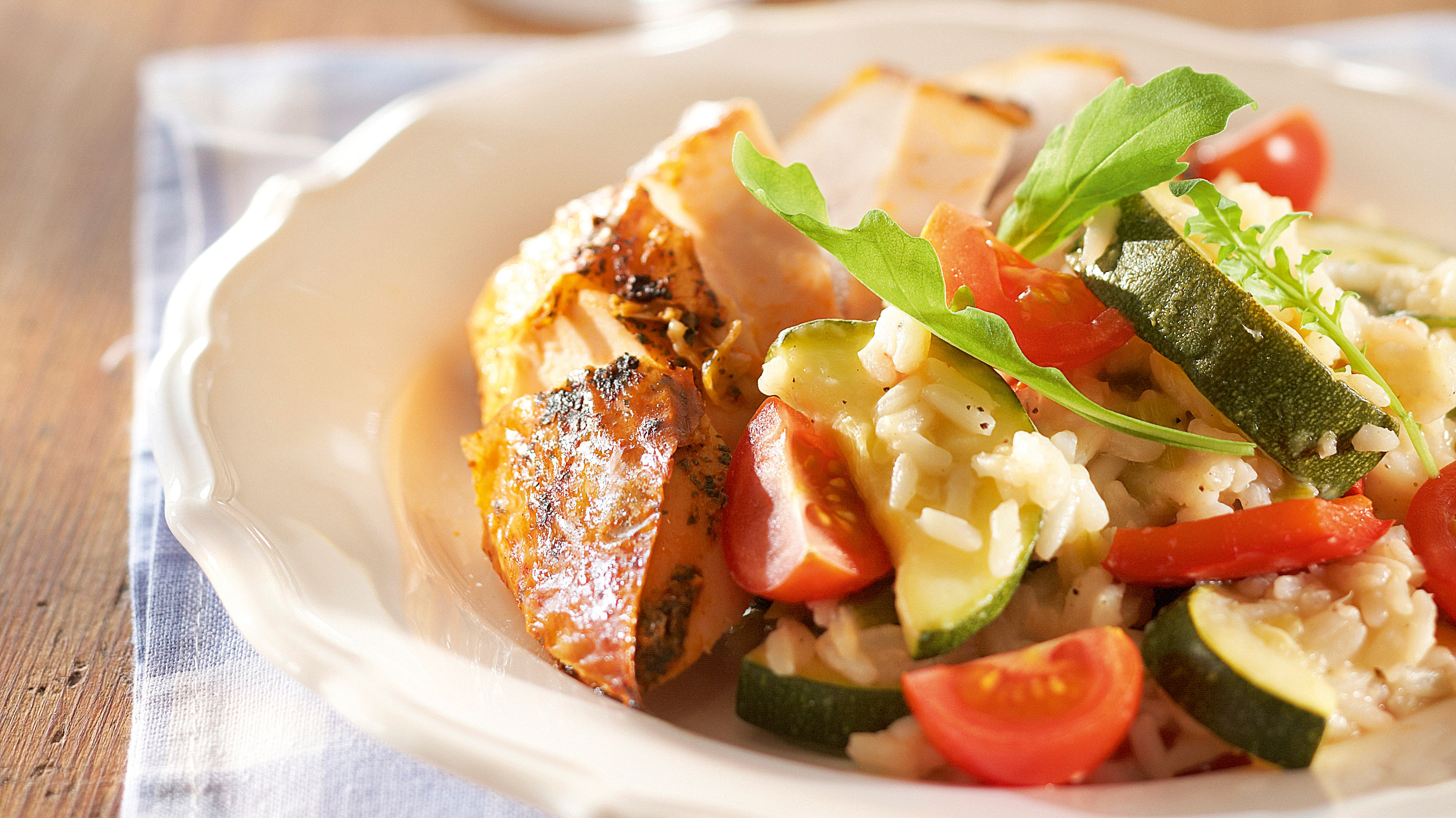 Kokonainen broileri ja uuniriisi