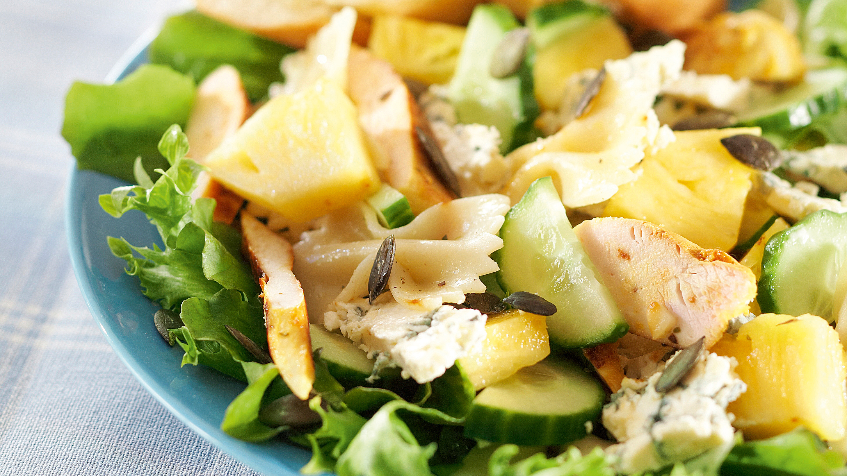 Broileri-sinihomejuustosalaatti