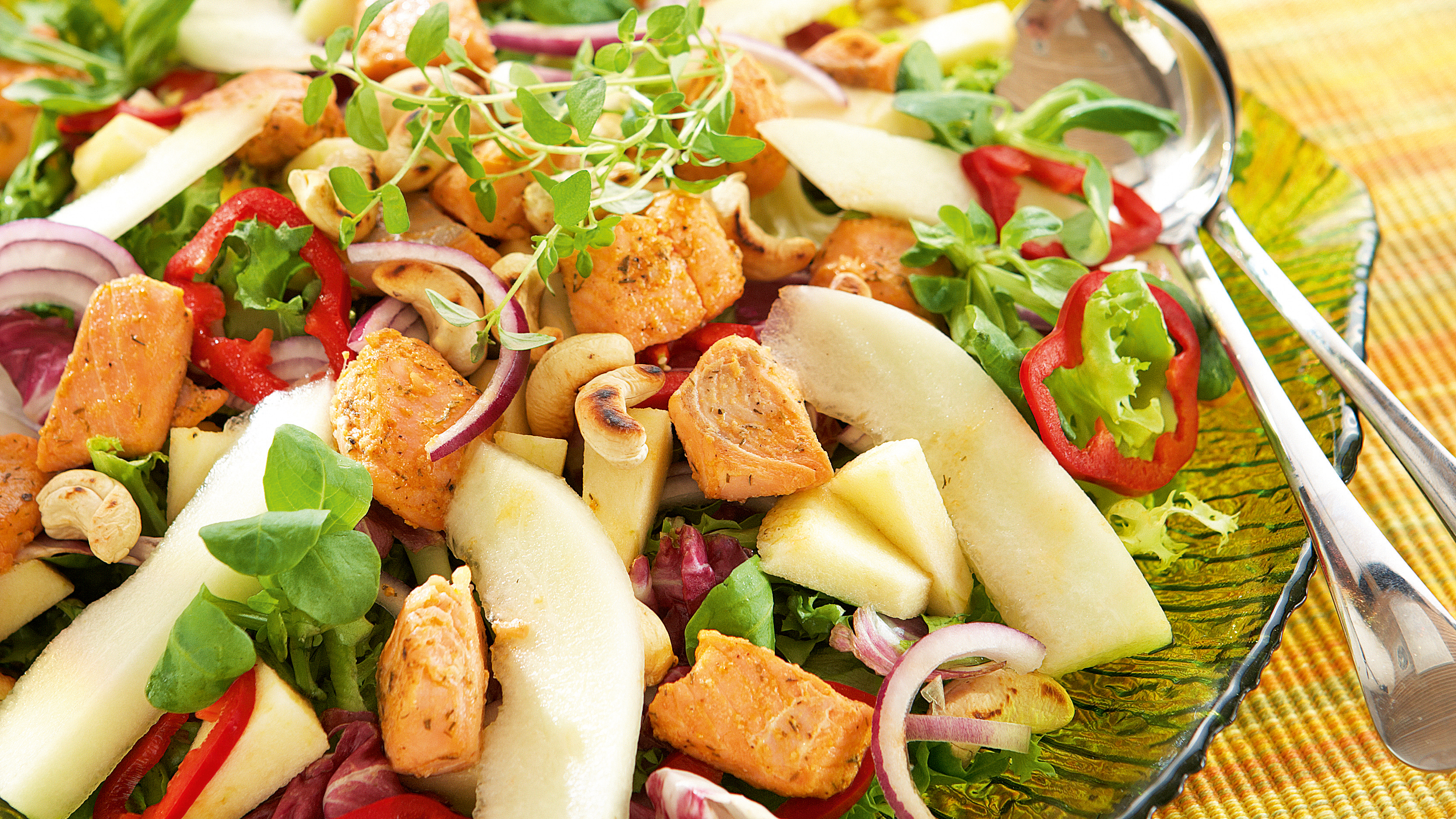 Hedelmäinen lohisalaatti