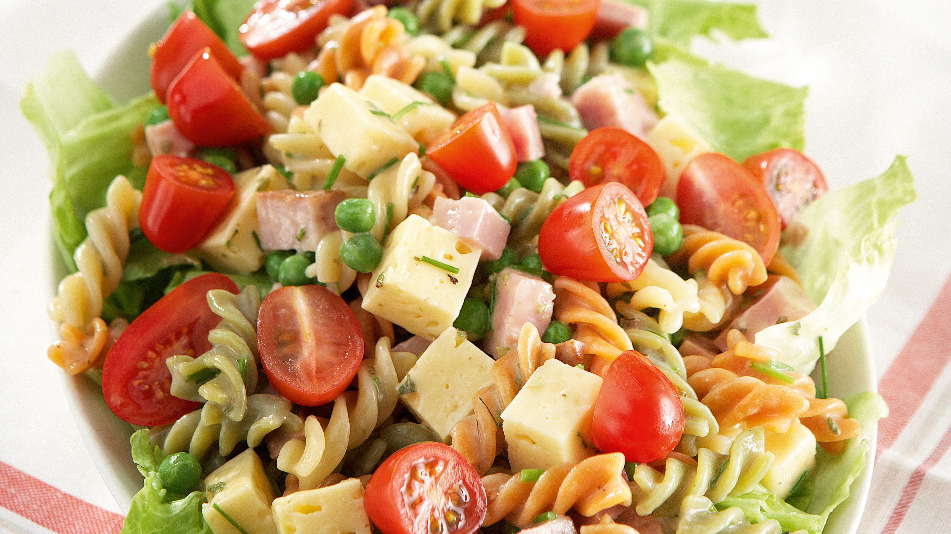 Helppo kinkku-juustosalaatti