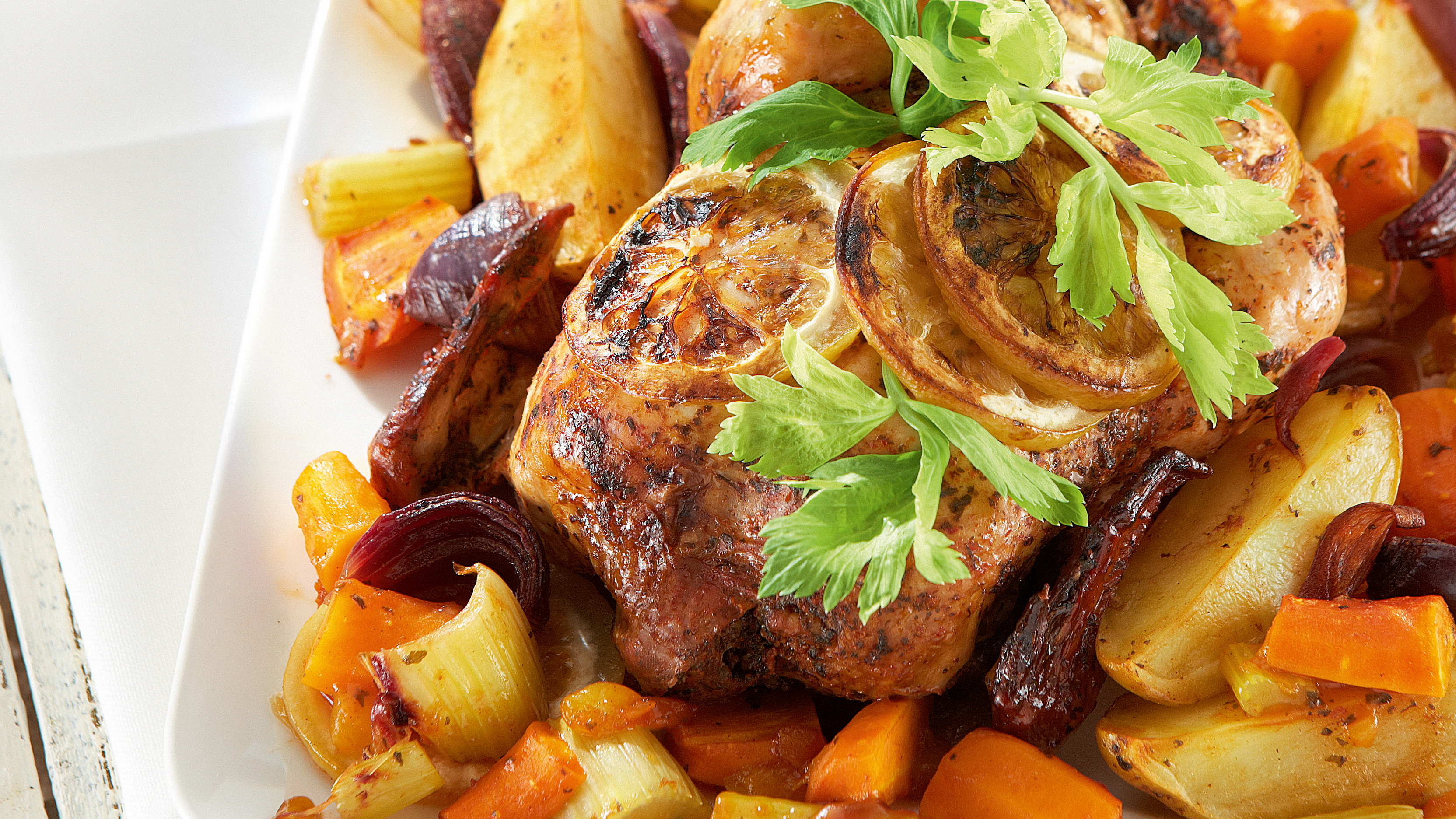 Kokonainen broileri ja uunijuurekset