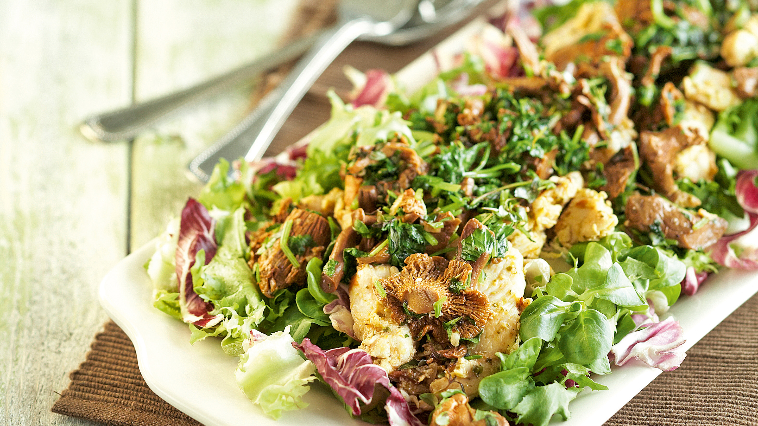 Lämmin broileri-kantarellisalaatti