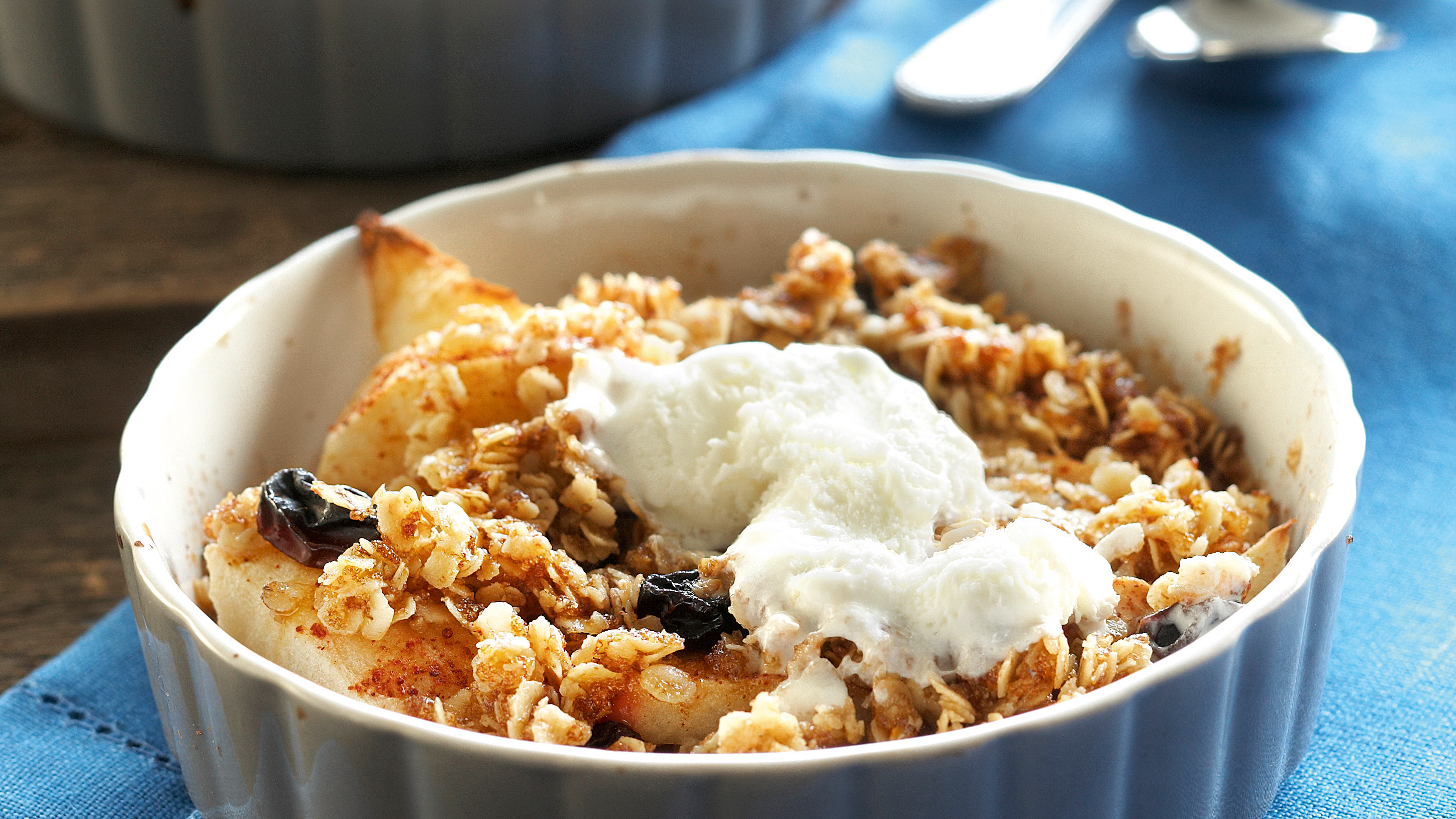 Kaurainen omena-rusinapaistos