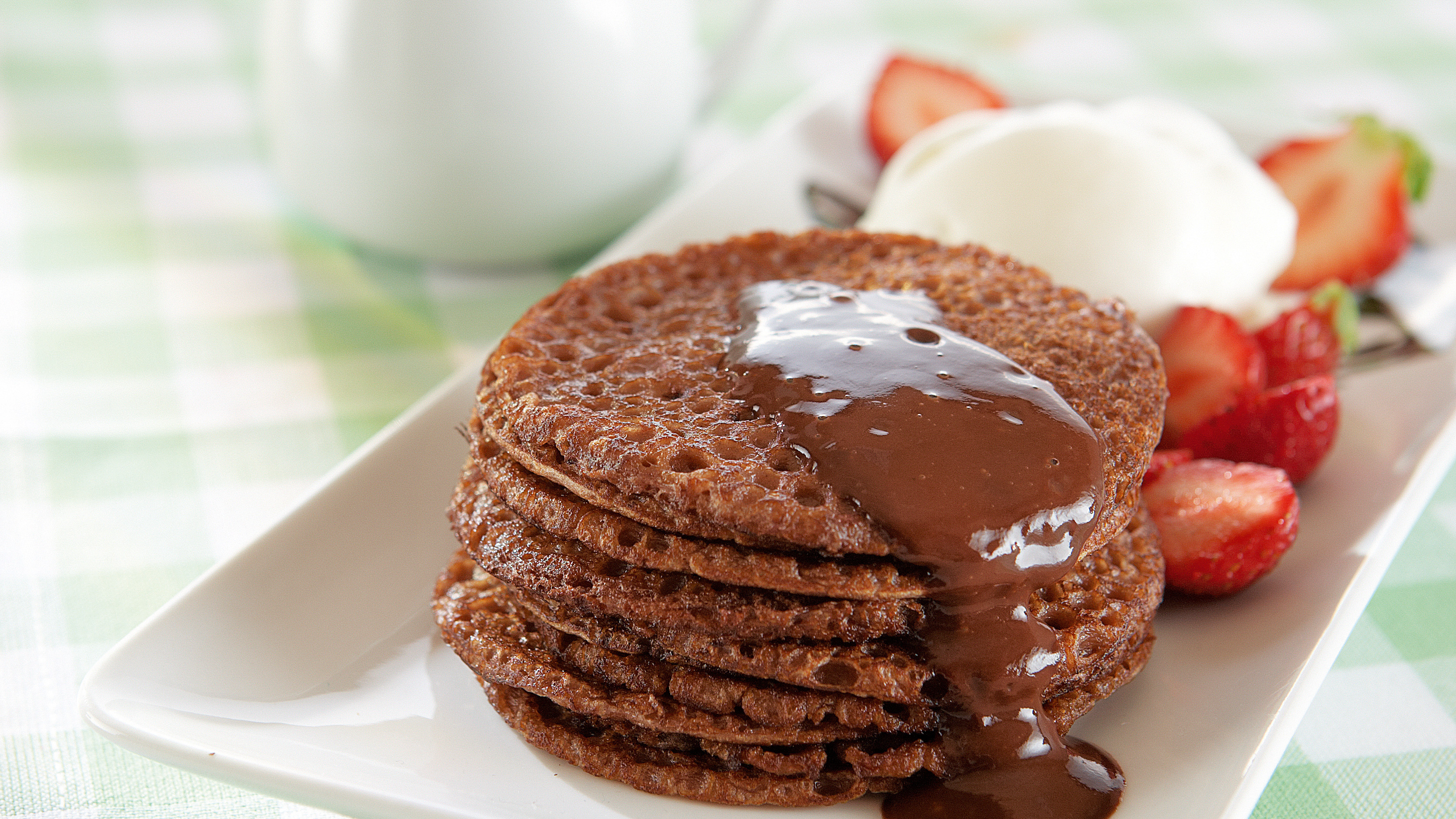 Suklaalettuja ja -kastiketta