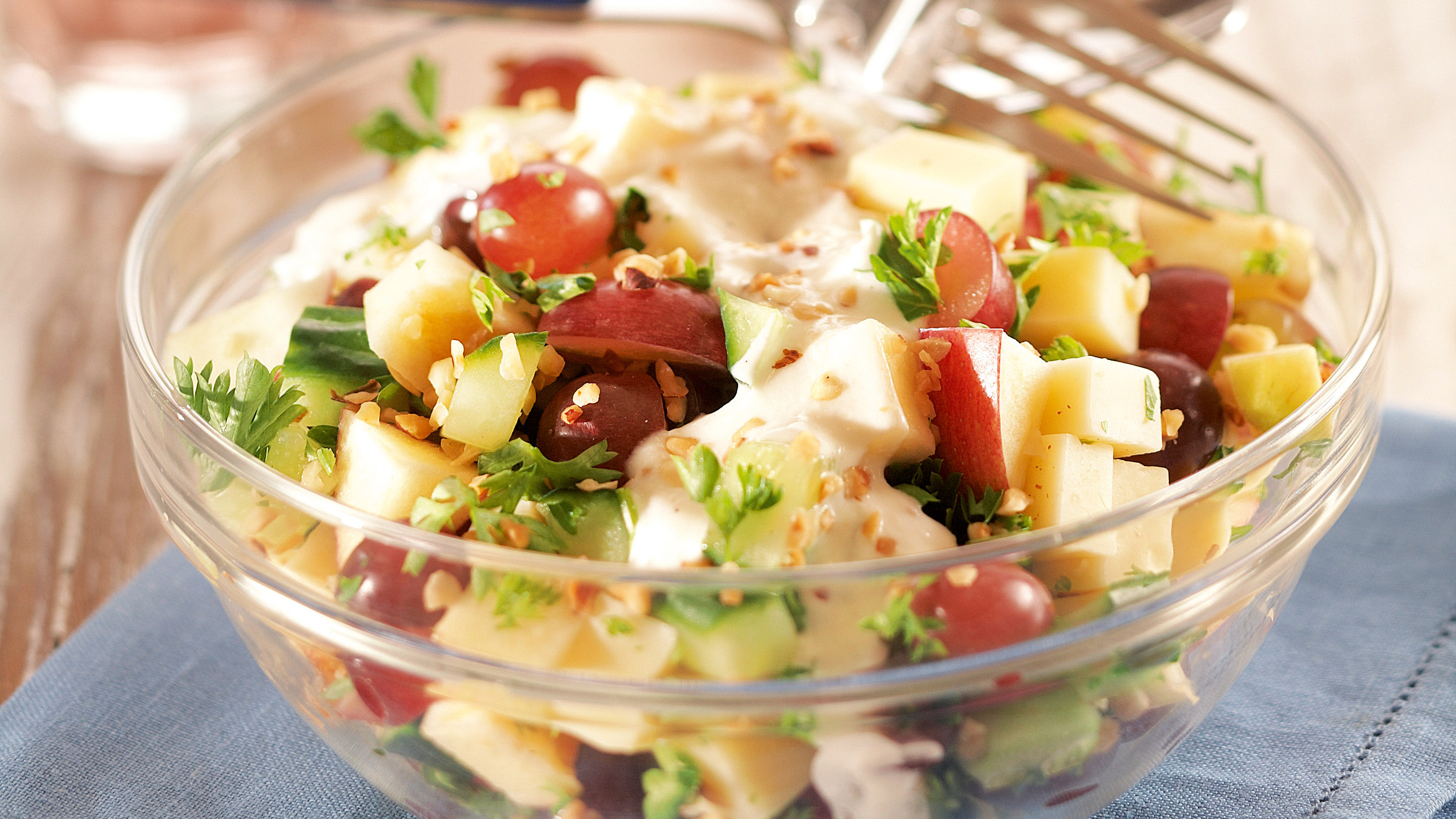 Omena-juustosalaatti