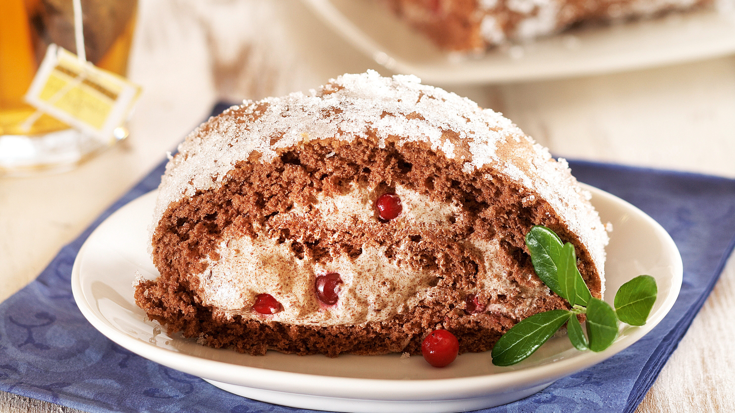 Suklaamousse-puolukkakääretorttu